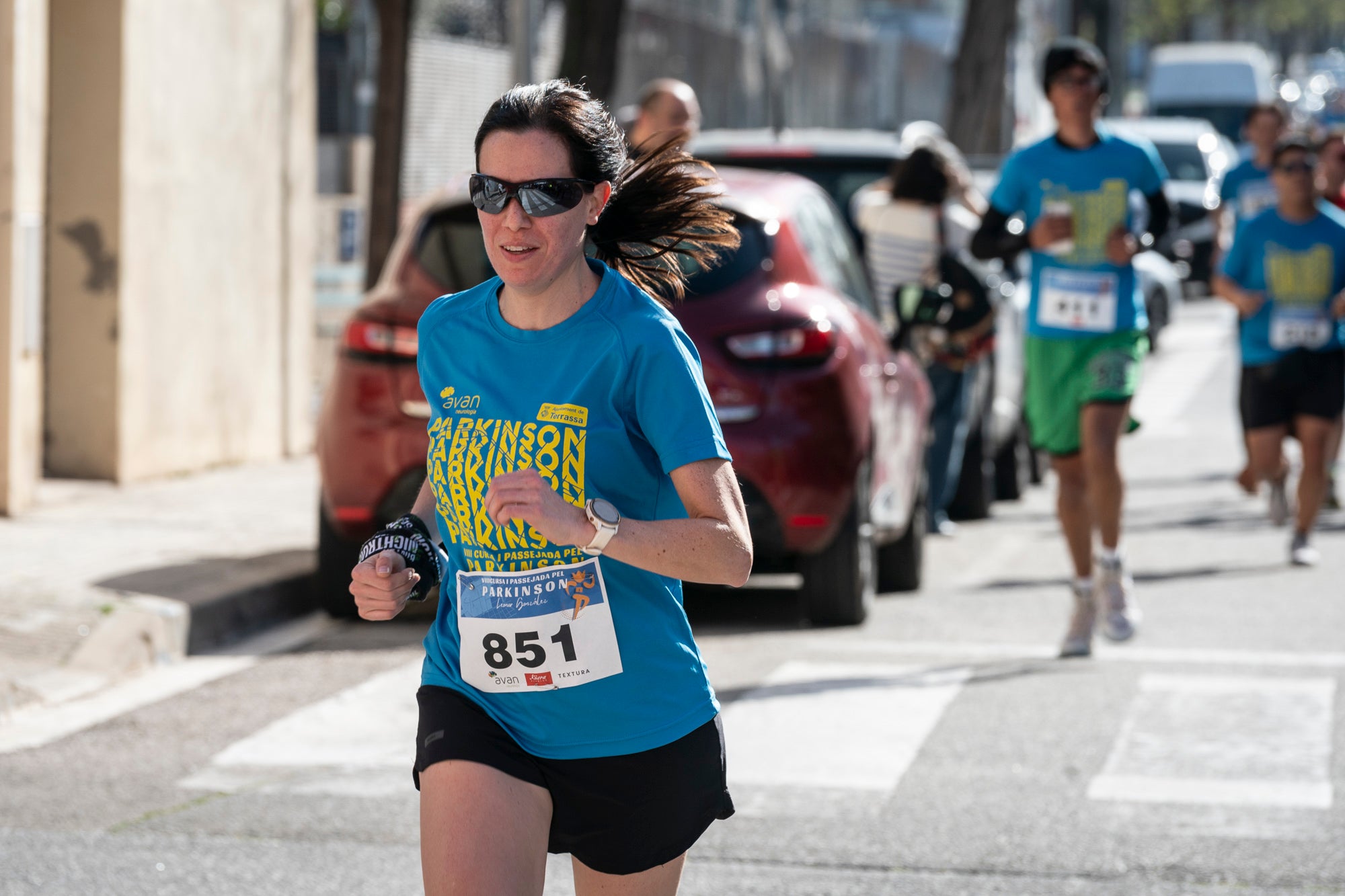 Aquest diumenge, 6 d'abril, la Fundació AVAN ha organitzat un any més la Cursa i Passejada solidària a Terrassa 'Leonor González'. Aquest esdeveniment esportiu i solidari, que enguany afrontava la seva vuitena edició, té com a principal objectiu donar visibilitat a les persones afectades per la malaltia de Parkinson. Com sempre, la cita ha donat el tret de sortida des de la plaça de la Cultura a les 10:00 hores. Tots els diners recaptats aniran destinats a la construcció i equipació del nou centre AVAN de Terrassa | Mireia Comas