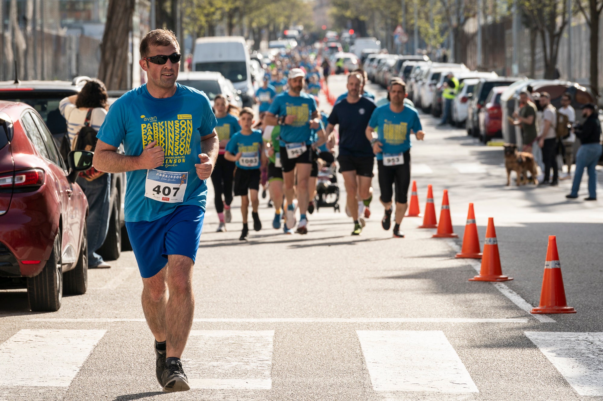 Aquest diumenge, 6 d'abril, la Fundació AVAN ha organitzat un any més la Cursa i Passejada solidària a Terrassa 'Leonor González'. Aquest esdeveniment esportiu i solidari, que enguany afrontava la seva vuitena edició, té com a principal objectiu donar visibilitat a les persones afectades per la malaltia de Parkinson. Com sempre, la cita ha donat el tret de sortida des de la plaça de la Cultura a les 10:00 hores. Tots els diners recaptats aniran destinats a la construcció i equipació del nou centre AVAN de Terrassa | Mireia Comas