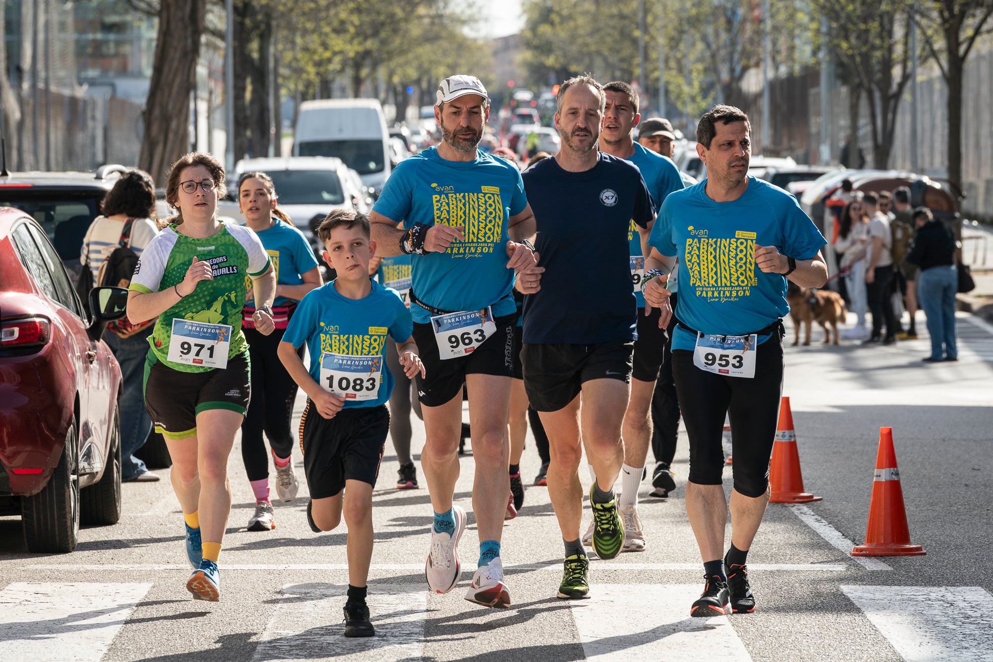 Aquest diumenge, 6 d'abril, la Fundació AVAN ha organitzat un any més la Cursa i Passejada solidària a Terrassa 'Leonor González'. Aquest esdeveniment esportiu i solidari, que enguany afrontava la seva vuitena edició, té com a principal objectiu donar visibilitat a les persones afectades per la malaltia de Parkinson. Com sempre, la cita ha donat el tret de sortida des de la plaça de la Cultura a les 10:00 hores. Tots els diners recaptats aniran destinats a la construcció i equipació del nou centre AVAN de Terrassa | Mireia Comas