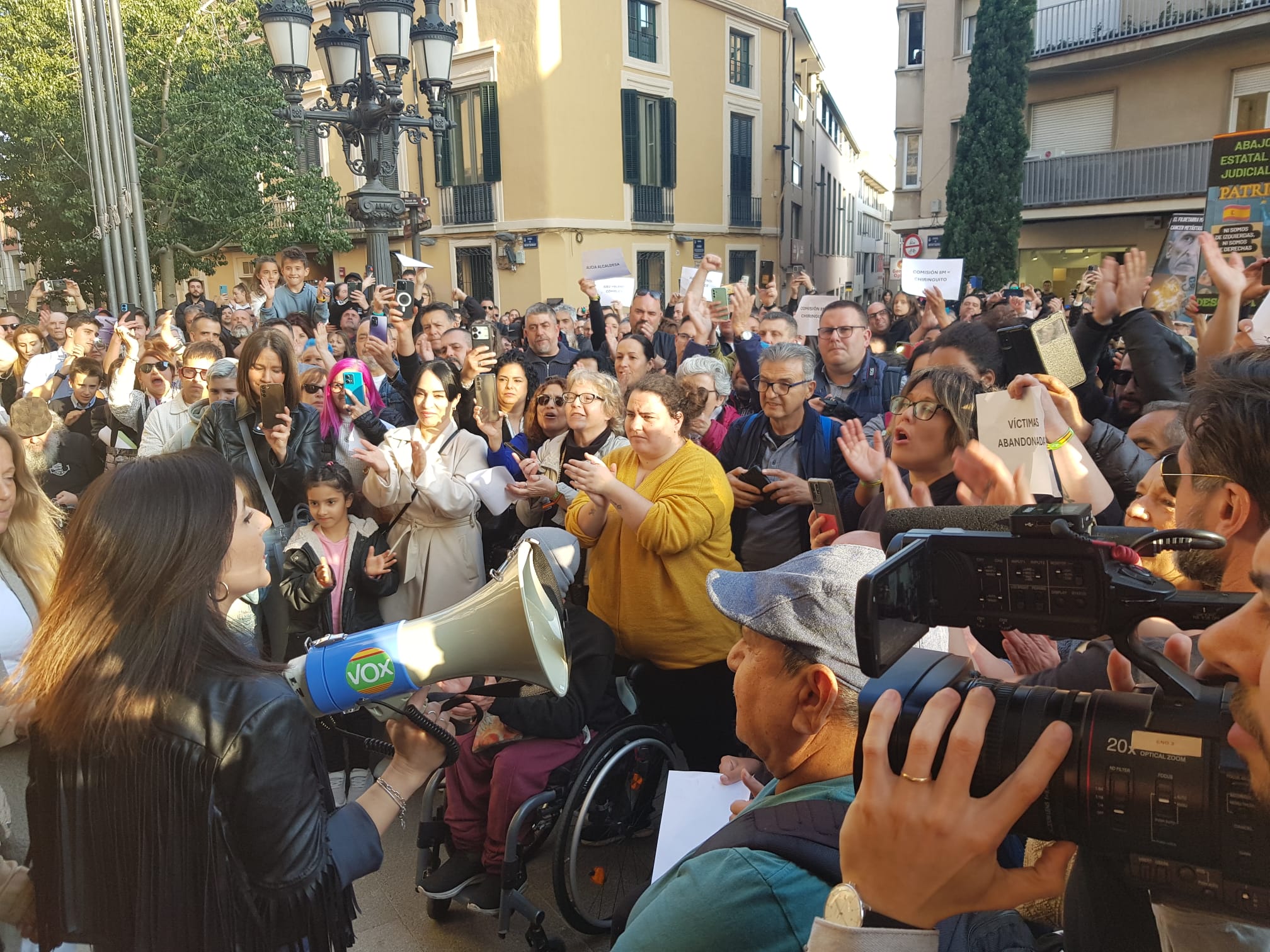 Concentració, convocada per VOX i amb la presència del líder de Desokupa, Dani Esteve, arran del cas d'una dona violada a Terrassa el passat mes de març. El Raval de Montserrat ha acollit la protesta per denunciar que el jutge ha deixat en llibertat amb càrrecs a l’espera de judici dels dos presumptes acusats d’agressió sexual. L’extrema dreta ha posat el focus en què els suposats violadors serien dos ciutadans de nacionalitat estrangera per reclamar-ne “l’expulsió”. S’han sentit crits i insults cap a l’alcalde i cap al president del govern espanyol