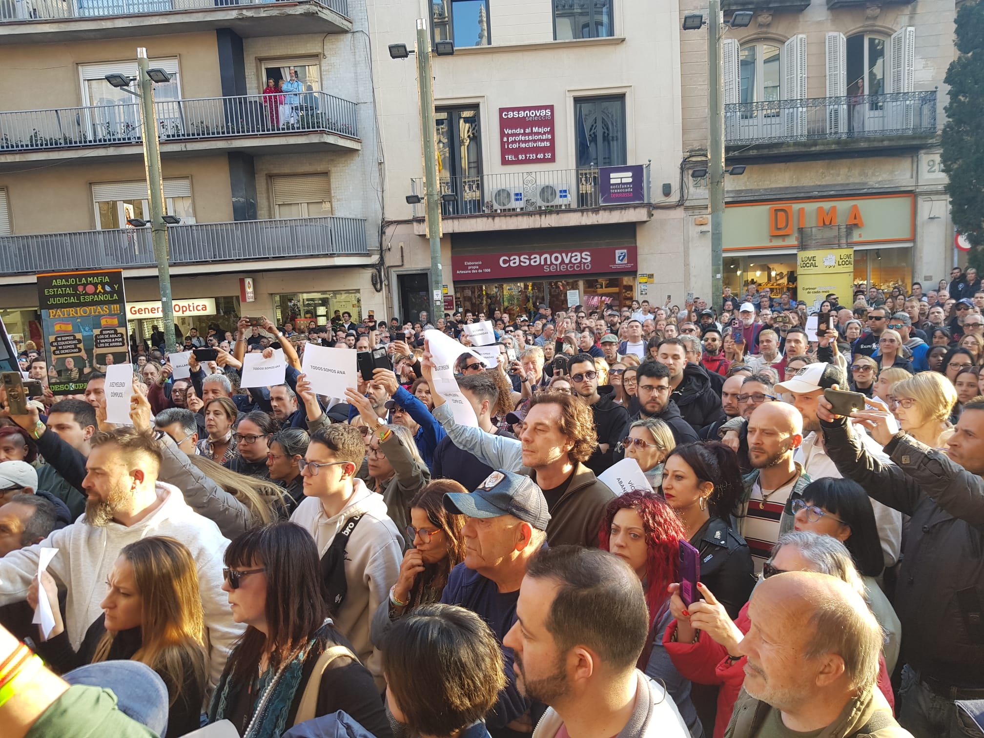 Concentració, convocada per VOX i amb la presència del líder de Desokupa, Dani Esteve, arran del cas d'una dona violada a Terrassa el passat mes de març. El Raval de Montserrat ha acollit la protesta per denunciar que el jutge ha deixat en llibertat amb càrrecs a l’espera de judici dels dos presumptes acusats d’agressió sexual. L’extrema dreta ha posat el focus en què els suposats violadors serien dos ciutadans de nacionalitat estrangera per reclamar-ne “l’expulsió”. S’han sentit crits i insults cap a l’alcalde i cap al president del govern espanyol