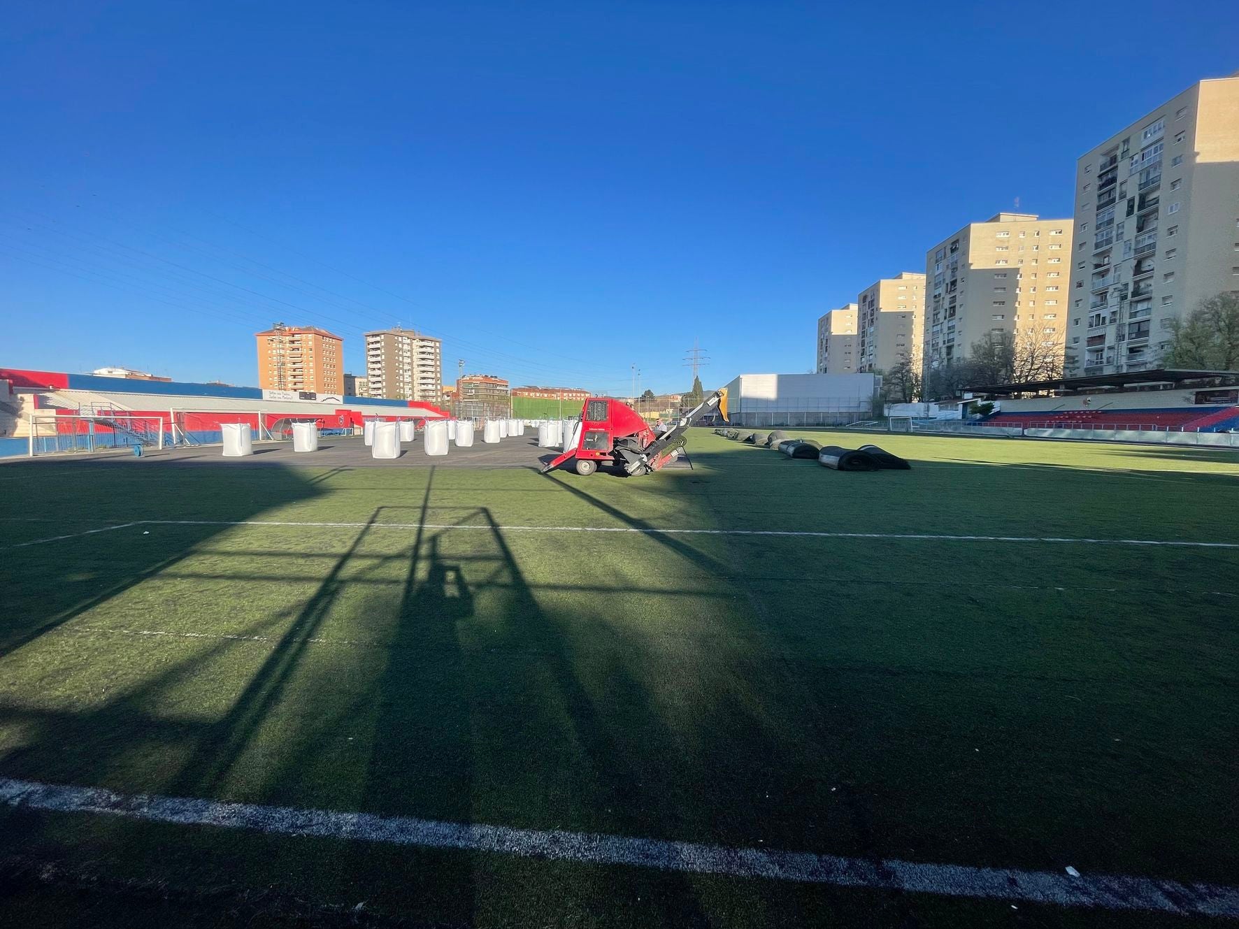 Comença la renovació de la gespa del camp de futbol de Sant Llorenç | Ajuntament de Terrassa