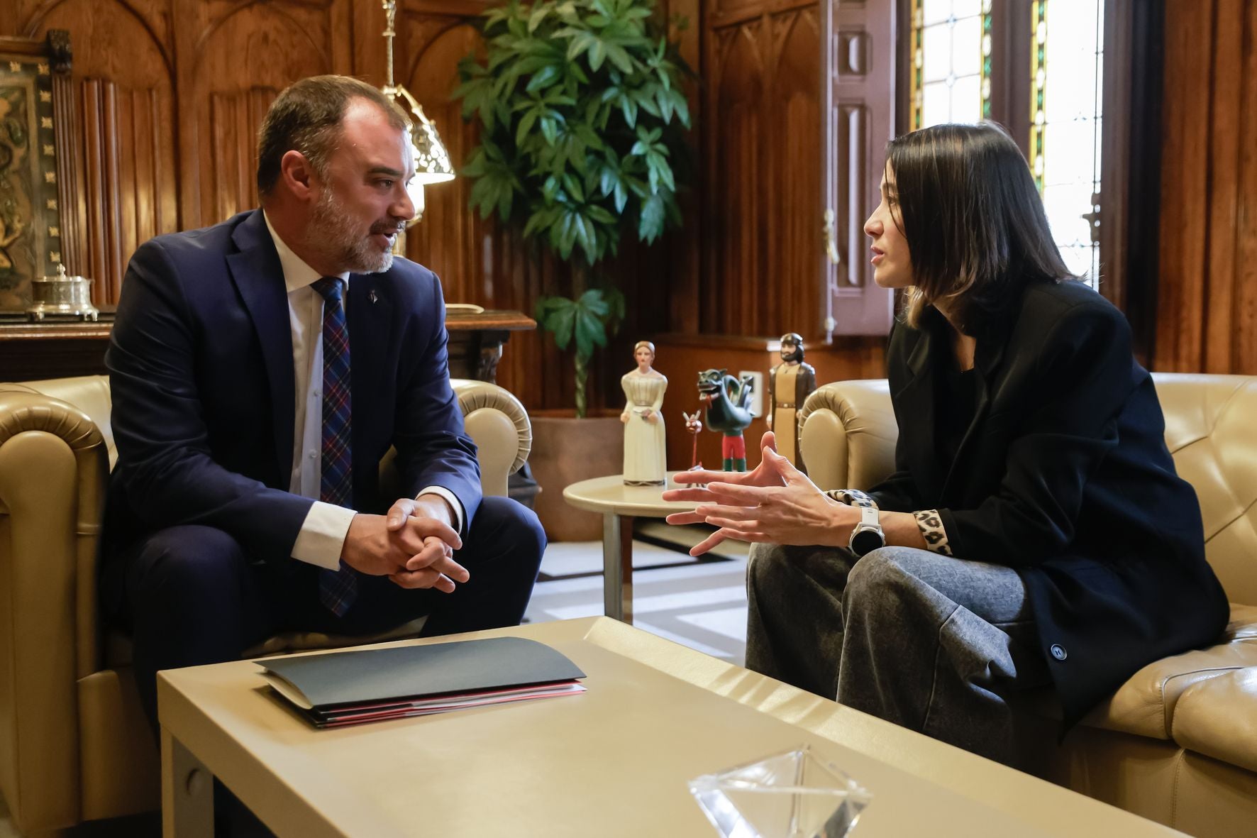 Visita de la consellera d'Interior i Seguretat Pública, Núria Parlon, a l'Ajuntament de Terrassa | Ajuntament de Terrassa

