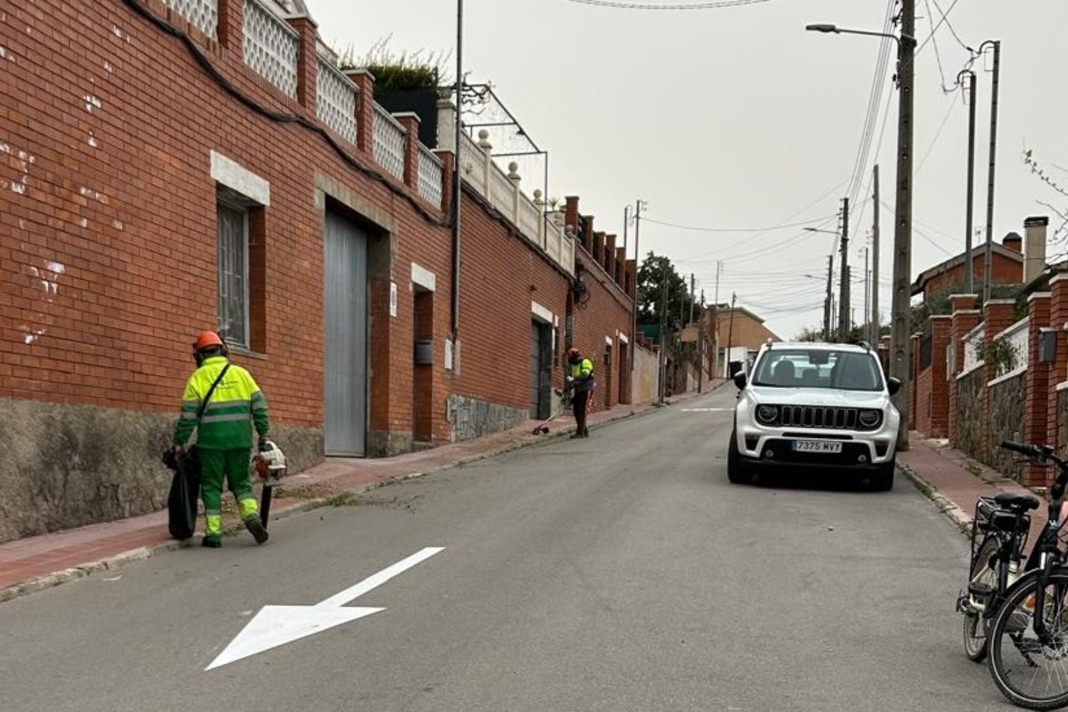Neteja de males herbes als barris de Les Fonts, Can Parellada i el Segle XX | Ajuntament de Terrassa
