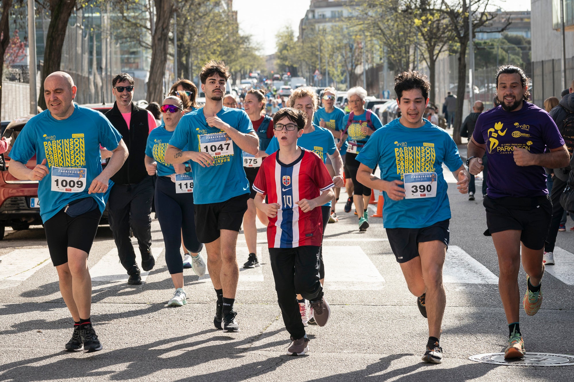 Aquest diumenge, 6 d'abril, la Fundació AVAN ha organitzat un any més la Cursa i Passejada solidària a Terrassa 'Leonor González'. Aquest esdeveniment esportiu i solidari, que enguany afrontava la seva vuitena edició, té com a principal objectiu donar visibilitat a les persones afectades per la malaltia de Parkinson. Com sempre, la cita ha donat el tret de sortida des de la plaça de la Cultura a les 10:00 hores. Tots els diners recaptats aniran destinats a la construcció i equipació del nou centre AVAN de Terrassa | Mireia Comas