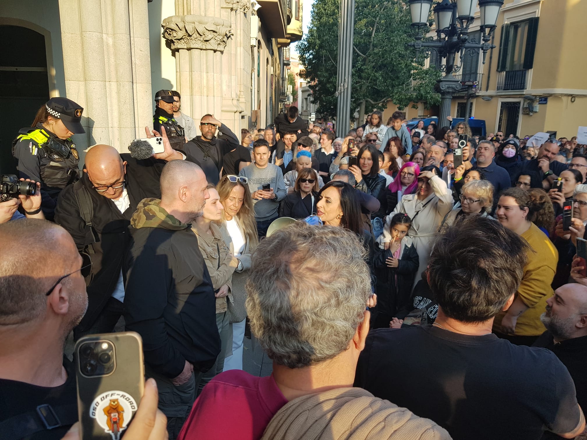Concentració, convocada per VOX i amb la presència del líder de Desokupa, Dani Esteve, arran del cas d'una dona violada a Terrassa el passat mes de març. El Raval de Montserrat ha acollit la protesta per denunciar que el jutge ha deixat en llibertat amb càrrecs a l’espera de judici dels dos presumptes acusats d’agressió sexual. L’extrema dreta ha posat el focus en què els suposats violadors serien dos ciutadans de nacionalitat estrangera per reclamar-ne “l’expulsió”. S’han sentit crits i insults cap a l’alcalde i cap al president del govern espanyol