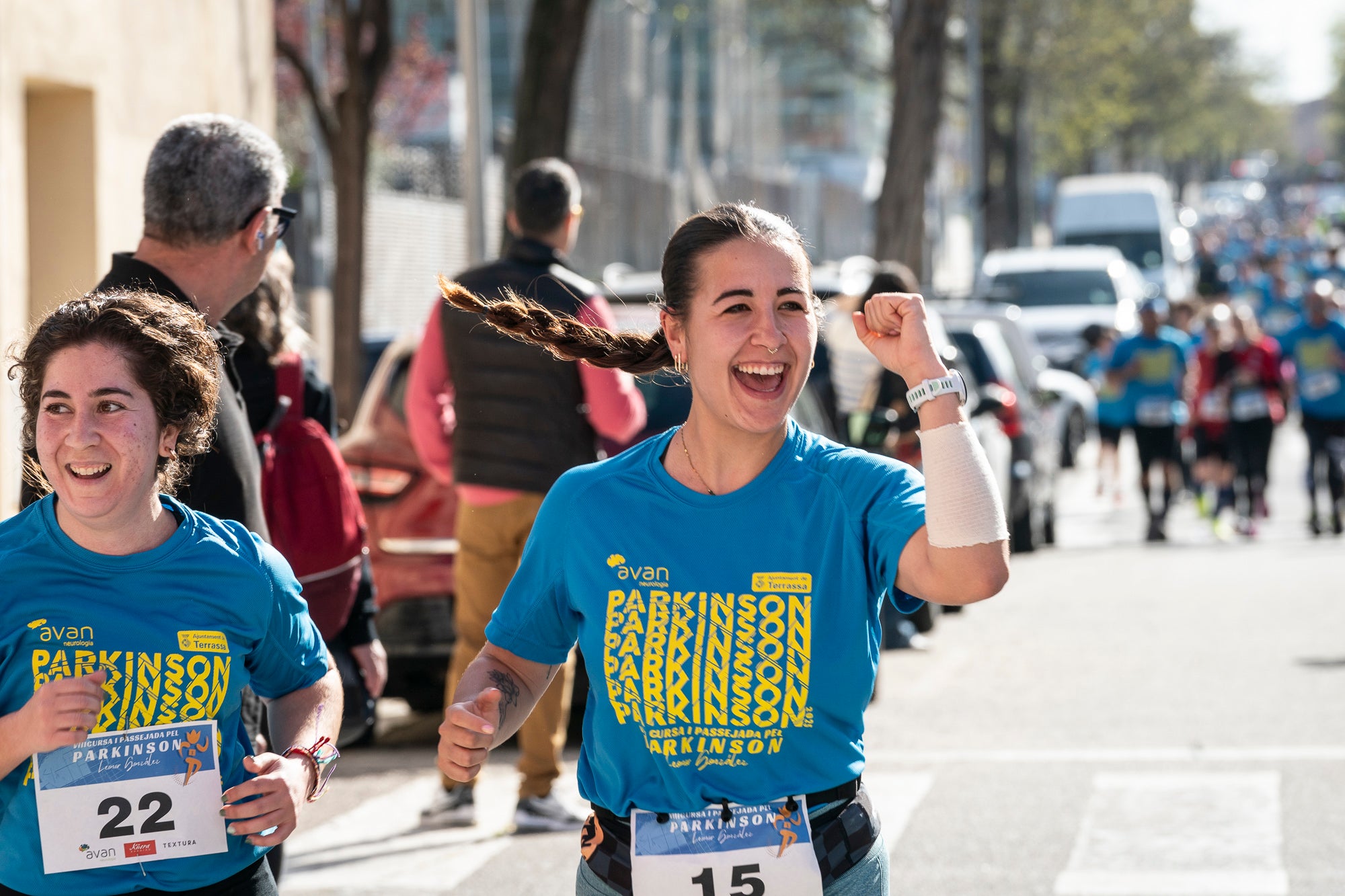 Aquest diumenge, 6 d'abril, la Fundació AVAN ha organitzat un any més la Cursa i Passejada solidària a Terrassa 'Leonor González'. Aquest esdeveniment esportiu i solidari, que enguany afrontava la seva vuitena edició, té com a principal objectiu donar visibilitat a les persones afectades per la malaltia de Parkinson. Com sempre, la cita ha donat el tret de sortida des de la plaça de la Cultura a les 10:00 hores. Tots els diners recaptats aniran destinats a la construcció i equipació del nou centre AVAN de Terrassa | Mireia Comas