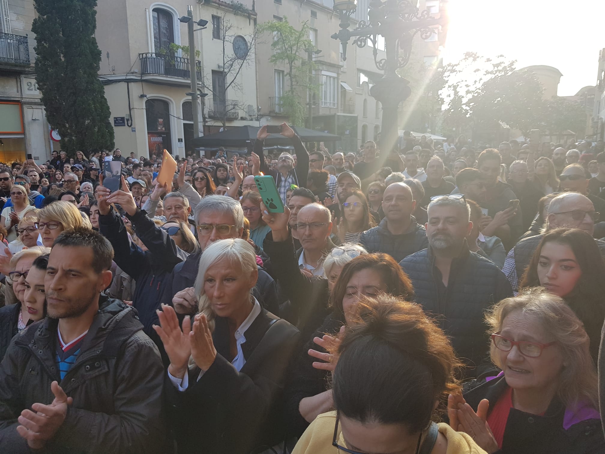 Concentració, convocada per VOX i amb la presència del líder de Desokupa, Dani Esteve, arran del cas d'una dona violada a Terrassa el passat mes de març. El Raval de Montserrat ha acollit la protesta per denunciar que el jutge ha deixat en llibertat amb càrrecs a l’espera de judici dels dos presumptes acusats d’agressió sexual. L’extrema dreta ha posat el focus en què els suposats violadors serien dos ciutadans de nacionalitat estrangera per reclamar-ne “l’expulsió”. S’han sentit crits i insults cap a l’alcalde i cap al president del govern espanyol