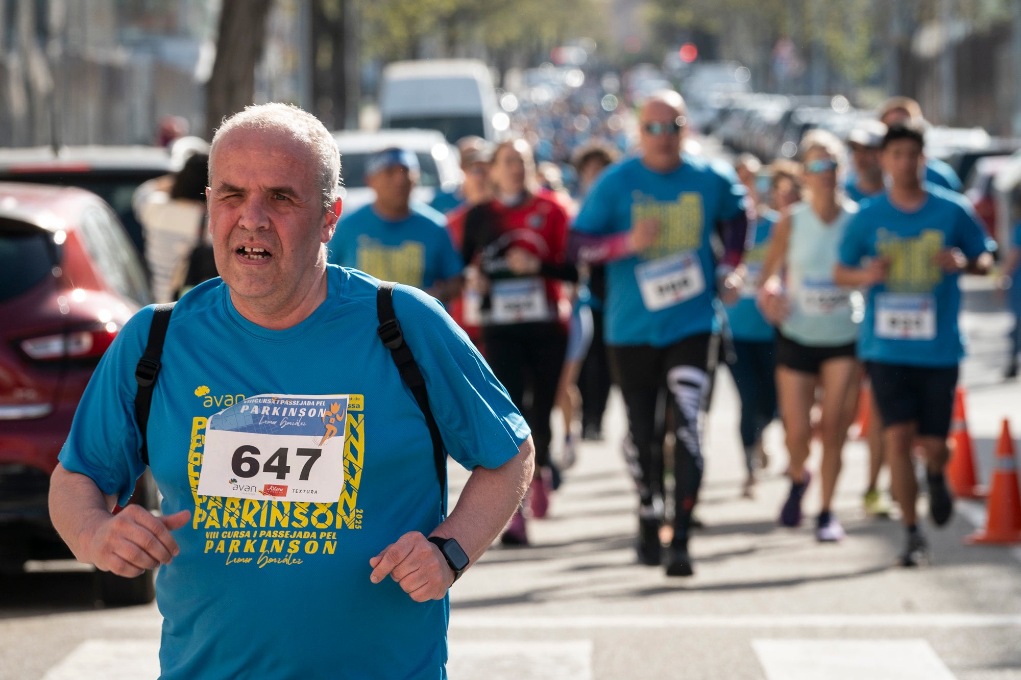 Aquest diumenge, 6 d'abril, la Fundació AVAN ha organitzat un any més la Cursa i Passejada solidària a Terrassa 'Leonor González'. Aquest esdeveniment esportiu i solidari, que enguany afrontava la seva vuitena edició, té com a principal objectiu donar visibilitat a les persones afectades per la malaltia de Parkinson. Com sempre, la cita ha donat el tret de sortida des de la plaça de la Cultura a les 10:00 hores. Tots els diners recaptats aniran destinats a la construcció i equipació del nou centre AVAN de Terrassa | Mireia Comas