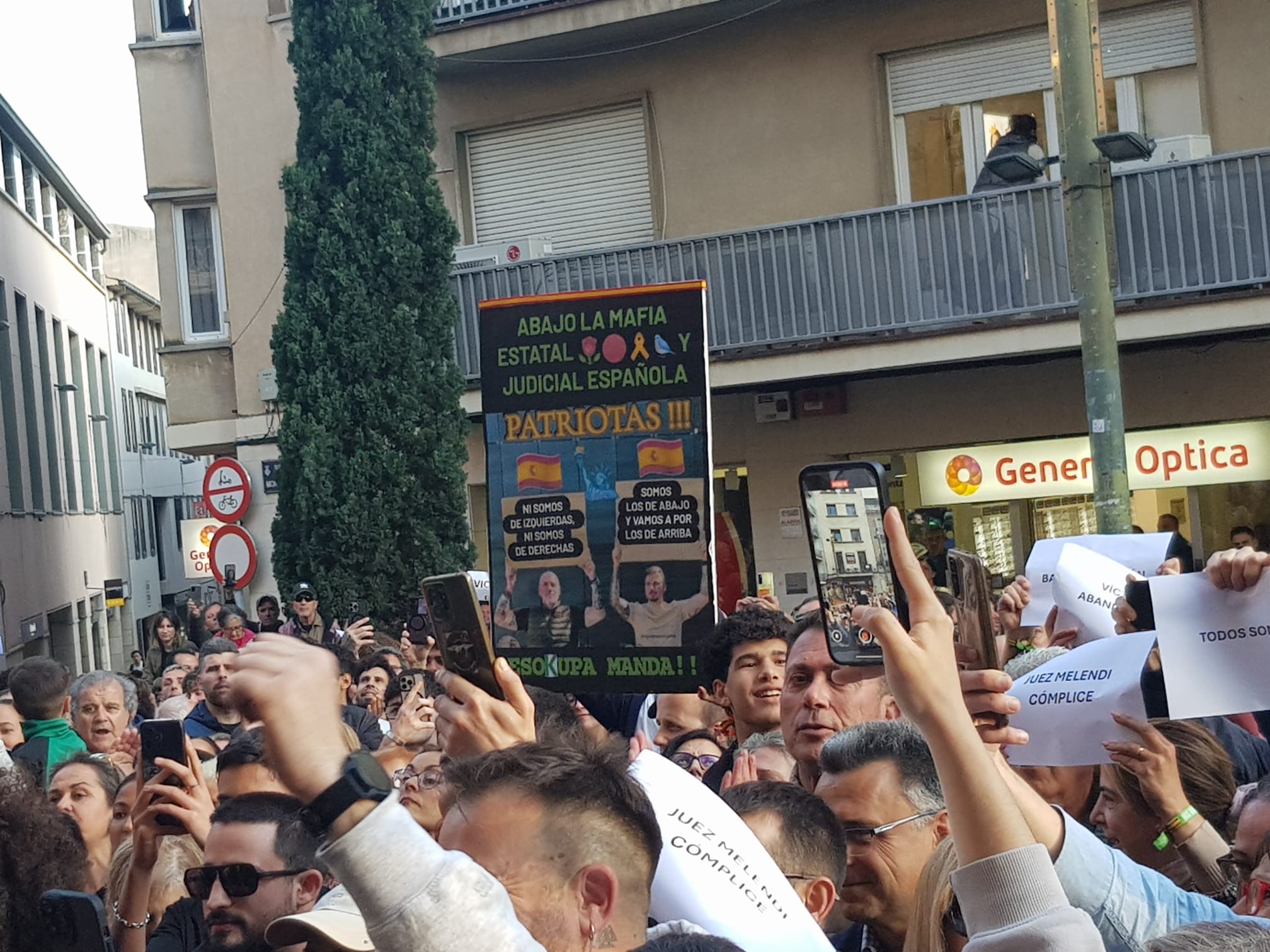 Concentració, convocada per VOX i amb la presència del líder de Desokupa, Dani Esteve, arran del cas d'una dona violada a Terrassa el passat mes de març. El Raval de Montserrat ha acollit la protesta per denunciar que el jutge ha deixat en llibertat amb càrrecs a l’espera de judici dels dos presumptes acusats d’agressió sexual. L’extrema dreta ha posat el focus en què els suposats violadors serien dos ciutadans de nacionalitat estrangera per reclamar-ne “l’expulsió”. S’han sentit crits i insults cap a l’alcalde i cap al president del govern espanyol