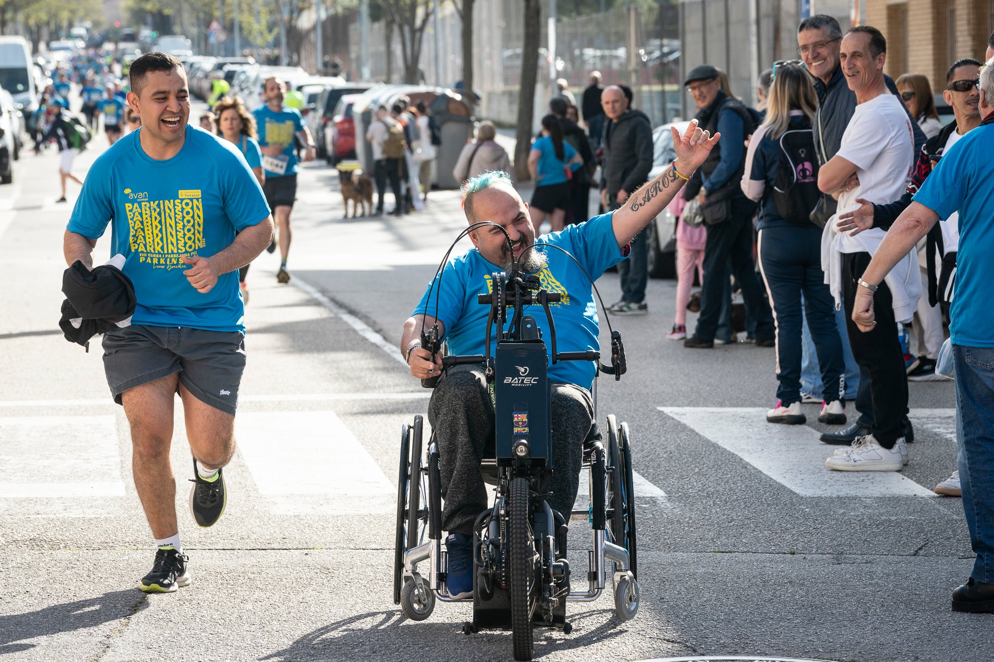 Aquest diumenge, 6 d'abril, la Fundació AVAN ha organitzat un any més la Cursa i Passejada solidària a Terrassa 'Leonor González'. Aquest esdeveniment esportiu i solidari, que enguany afrontava la seva vuitena edició, té com a principal objectiu donar visibilitat a les persones afectades per la malaltia de Parkinson. Com sempre, la cita ha donat el tret de sortida des de la plaça de la Cultura a les 10:00 hores. Tots els diners recaptats aniran destinats a la construcció i equipació del nou centre AVAN de Terrassa | Mireia Comas