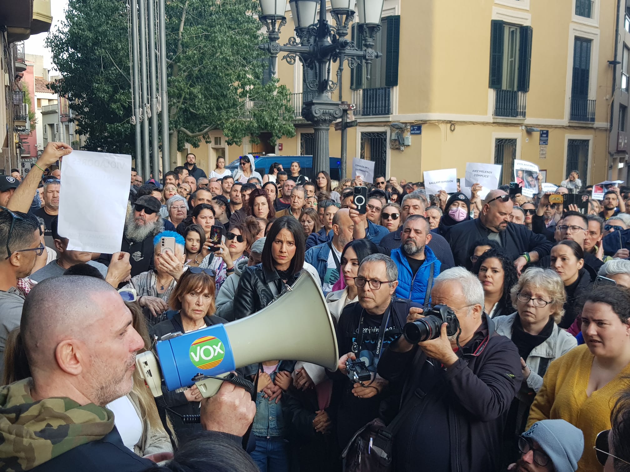 Concentració, convocada per VOX i amb la presència del líder de Desokupa, Dani Esteve, arran del cas d'una dona violada a Terrassa el passat mes de març. El Raval de Montserrat ha acollit la protesta per denunciar que el jutge ha deixat en llibertat amb càrrecs a l’espera de judici dels dos presumptes acusats d’agressió sexual. L’extrema dreta ha posat el focus en què els suposats violadors serien dos ciutadans de nacionalitat estrangera per reclamar-ne “l’expulsió”. S’han sentit crits i insults cap a l’alcalde i cap al president del govern espanyol