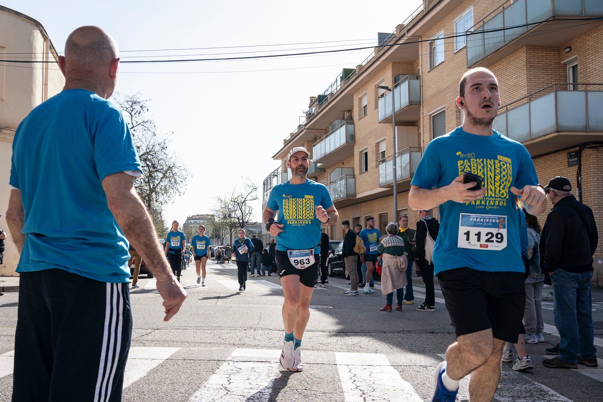 Aquest diumenge, 6 d'abril, la Fundació AVAN ha organitzat un any més la Cursa i Passejada solidària a Terrassa 'Leonor González'. Aquest esdeveniment esportiu i solidari, que enguany afrontava la seva vuitena edició, té com a principal objectiu donar visibilitat a les persones afectades per la malaltia de Parkinson. Com sempre, la cita ha donat el tret de sortida des de la plaça de la Cultura a les 10:00 hores. Tots els diners recaptats aniran destinats a la construcció i equipació del nou centre AVAN de Terrassa | Mireia Comas