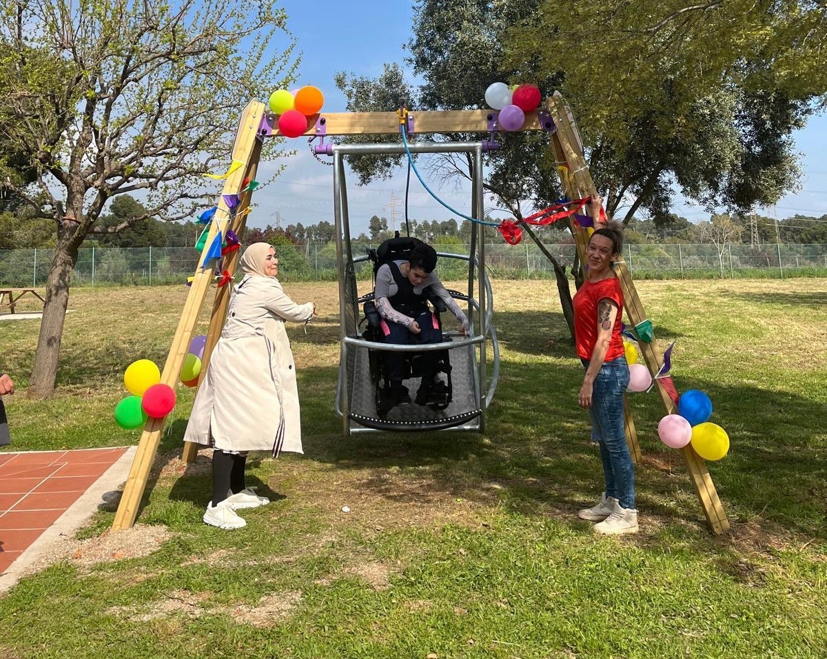 Inauguració del nou gronxador a l'escola El Pi de Terrassa | Cedida