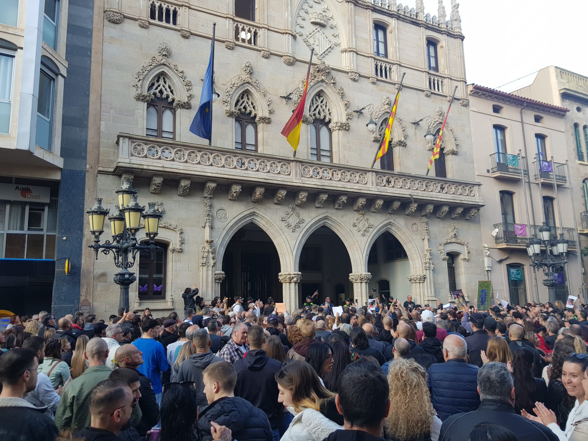 Concentració, convocada per VOX i amb la presència del líder de Desokupa, Dani Esteve, arran del cas d'una dona violada a Terrassa el passat mes de març. El Raval de Montserrat ha acollit la protesta per denunciar que el jutge ha deixat en llibertat amb càrrecs a l’espera de judici dels dos presumptes acusats d’agressió sexual. L’extrema dreta ha posat el focus en què els suposats violadors serien dos ciutadans de nacionalitat estrangera per reclamar-ne “l’expulsió”. S’han sentit crits i insults cap a l’alcalde i cap al president del govern espanyol