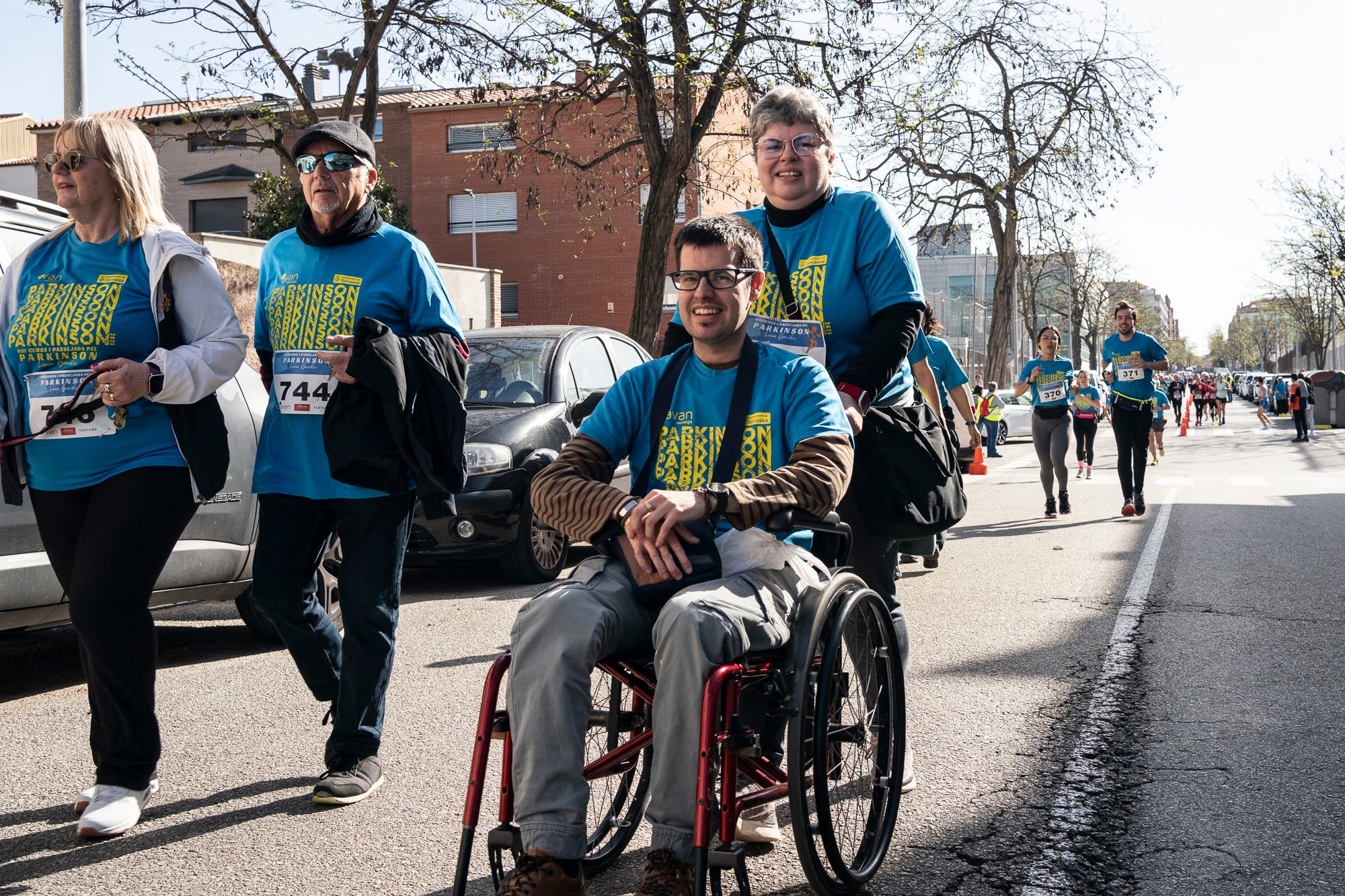 Aquest diumenge, 6 d'abril, la Fundació AVAN ha organitzat un any més la Cursa i Passejada solidària a Terrassa 'Leonor González'. Aquest esdeveniment esportiu i solidari, que enguany afrontava la seva vuitena edició, té com a principal objectiu donar visibilitat a les persones afectades per la malaltia de Parkinson. Com sempre, la cita ha donat el tret de sortida des de la plaça de la Cultura a les 10:00 hores. Tots els diners recaptats aniran destinats a la construcció i equipació del nou centre AVAN de Terrassa | Mireia Comas