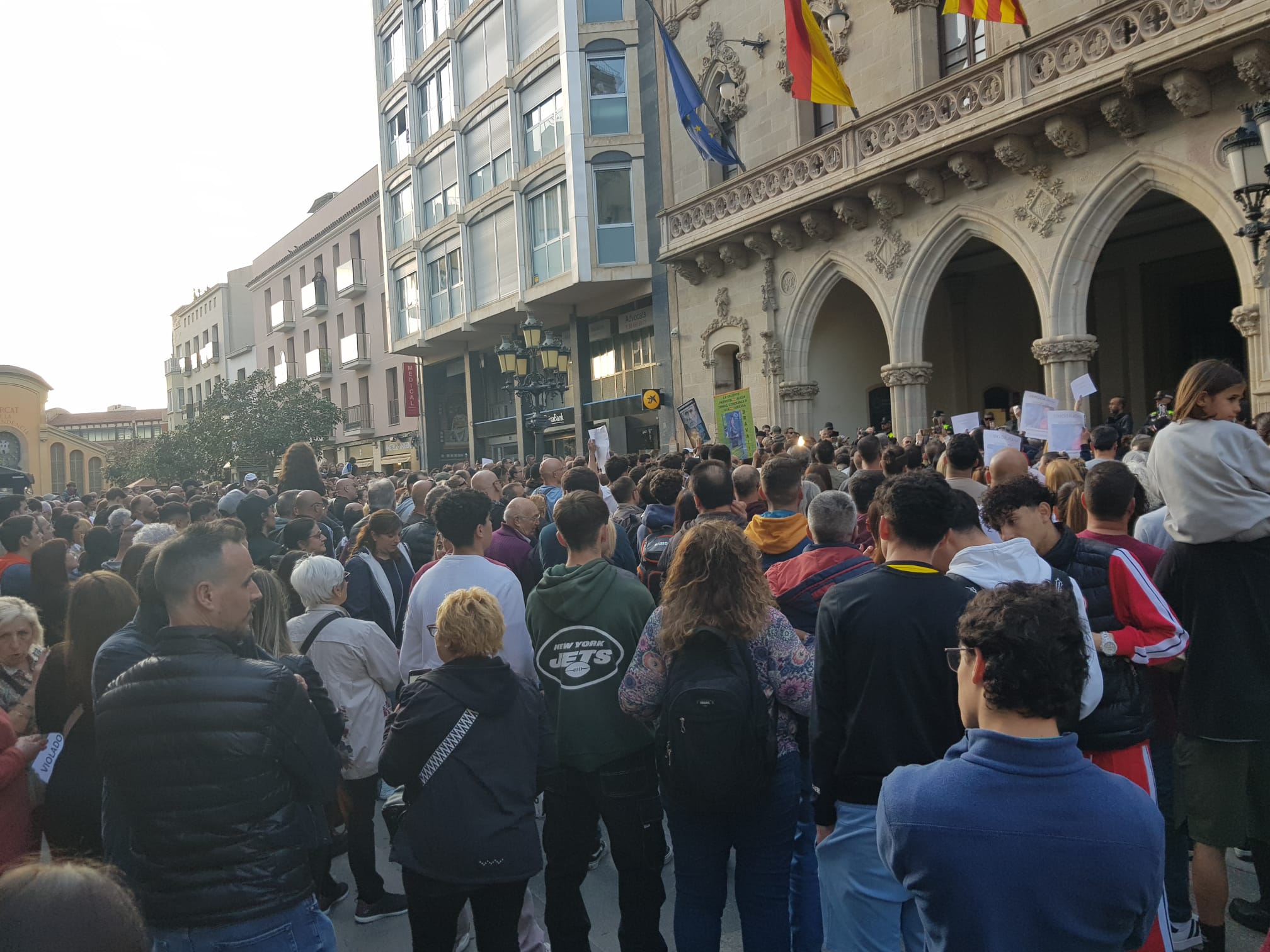 Concentració, convocada per VOX i amb la presència del líder de Desokupa, Dani Esteve, arran del cas d'una dona violada a Terrassa el passat mes de març. El Raval de Montserrat ha acollit la protesta per denunciar que el jutge ha deixat en llibertat amb càrrecs a l’espera de judici dels dos presumptes acusats d’agressió sexual. L’extrema dreta ha posat el focus en què els suposats violadors serien dos ciutadans de nacionalitat estrangera per reclamar-ne “l’expulsió”. S’han sentit crits i insults cap a l’alcalde i cap al president del govern espanyol