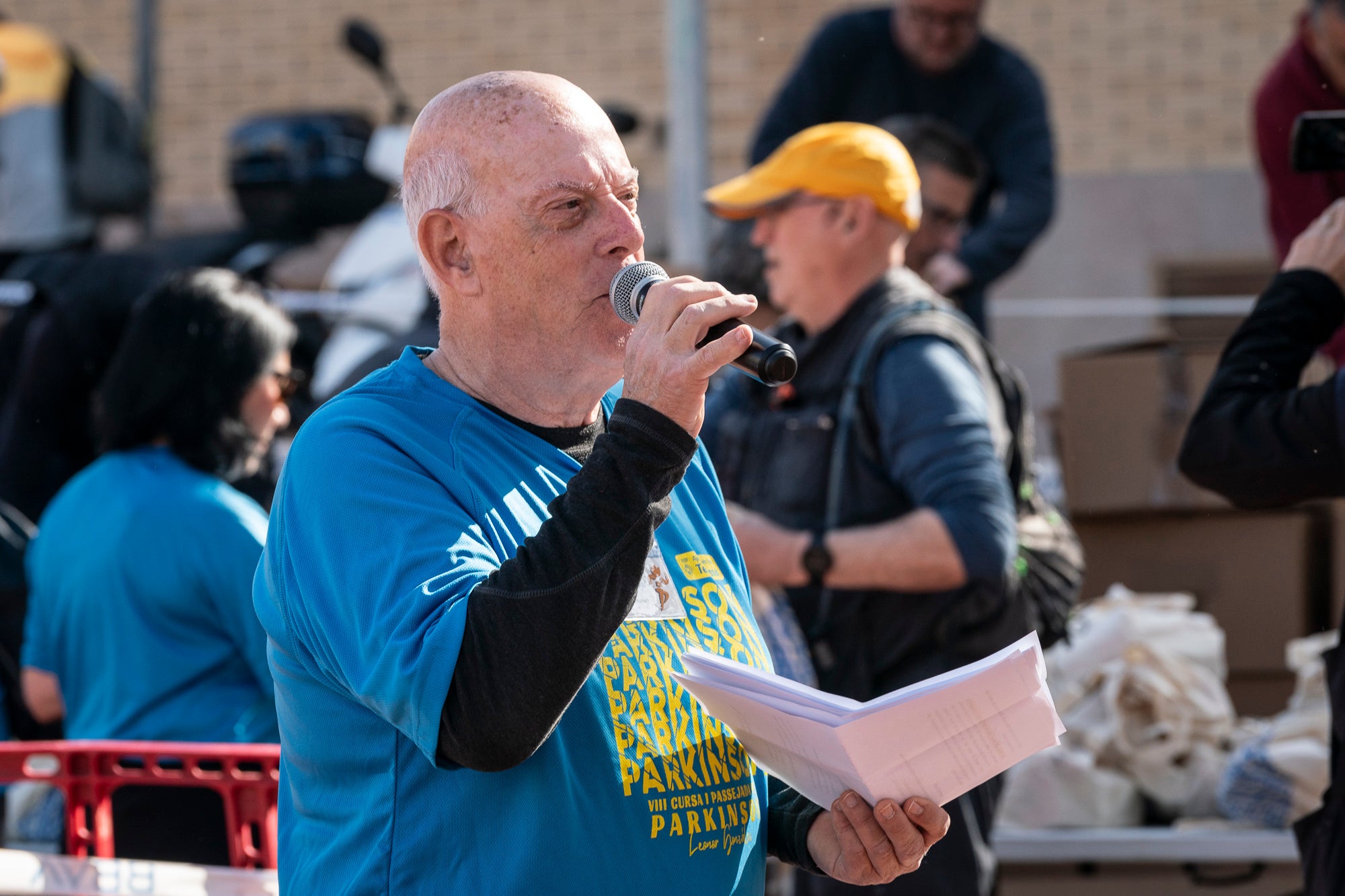 Aquest diumenge, 6 d'abril, la Fundació AVAN ha organitzat un any més la Cursa i Passejada solidària a Terrassa 'Leonor González'. Aquest esdeveniment esportiu i solidari, que enguany afrontava la seva vuitena edició, té com a principal objectiu donar visibilitat a les persones afectades per la malaltia de Parkinson. Com sempre, la cita ha donat el tret de sortida des de la plaça de la Cultura a les 10:00 hores. Tots els diners recaptats aniran destinats a la construcció i equipació del nou centre AVAN de Terrassa | Mireia Comas