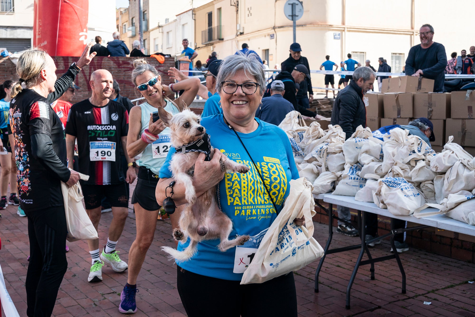 Aquest diumenge, 6 d'abril, la Fundació AVAN ha organitzat un any més la Cursa i Passejada solidària a Terrassa 'Leonor González'. Aquest esdeveniment esportiu i solidari, que enguany afrontava la seva vuitena edició, té com a principal objectiu donar visibilitat a les persones afectades per la malaltia de Parkinson. Com sempre, la cita ha donat el tret de sortida des de la plaça de la Cultura a les 10:00 hores. Tots els diners recaptats aniran destinats a la construcció i equipació del nou centre AVAN de Terrassa | Mireia Comas