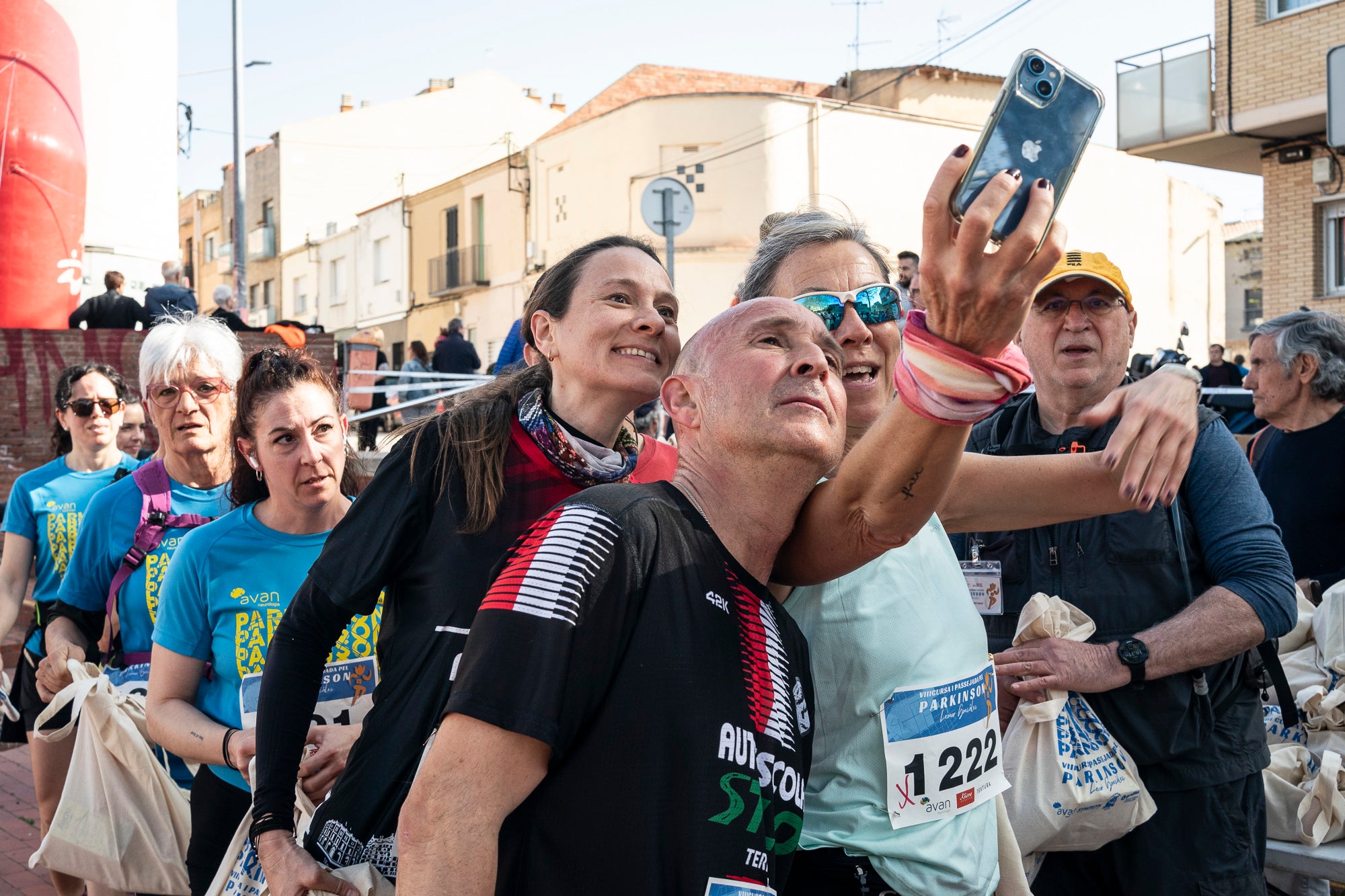 Aquest diumenge, 6 d'abril, la Fundació AVAN ha organitzat un any més la Cursa i Passejada solidària a Terrassa 'Leonor González'. Aquest esdeveniment esportiu i solidari, que enguany afrontava la seva vuitena edició, té com a principal objectiu donar visibilitat a les persones afectades per la malaltia de Parkinson. Com sempre, la cita ha donat el tret de sortida des de la plaça de la Cultura a les 10:00 hores. Tots els diners recaptats aniran destinats a la construcció i equipació del nou centre AVAN de Terrassa | Mireia Comas