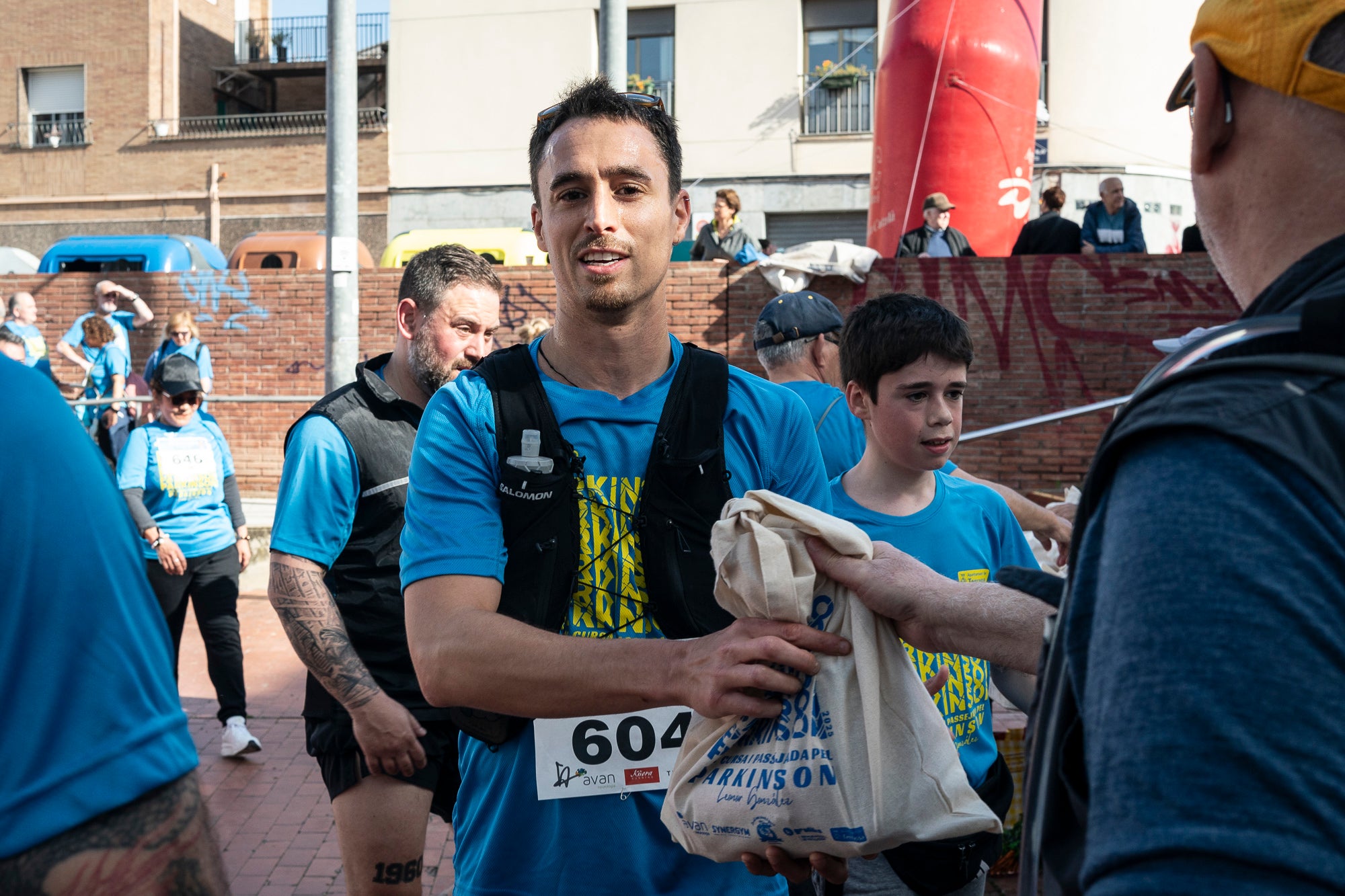 Aquest diumenge, 6 d'abril, la Fundació AVAN ha organitzat un any més la Cursa i Passejada solidària a Terrassa 'Leonor González'. Aquest esdeveniment esportiu i solidari, que enguany afrontava la seva vuitena edició, té com a principal objectiu donar visibilitat a les persones afectades per la malaltia de Parkinson. Com sempre, la cita ha donat el tret de sortida des de la plaça de la Cultura a les 10:00 hores. Tots els diners recaptats aniran destinats a la construcció i equipació del nou centre AVAN de Terrassa | Mireia Comas