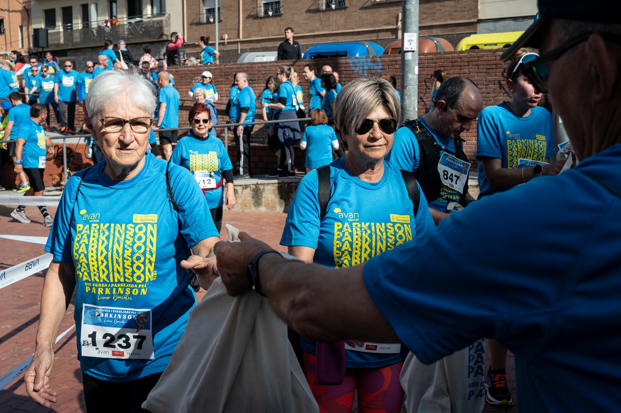 Aquest diumenge, 6 d'abril, la Fundació AVAN ha organitzat un any més la Cursa i Passejada solidària a Terrassa 'Leonor González'. Aquest esdeveniment esportiu i solidari, que enguany afrontava la seva vuitena edició, té com a principal objectiu donar visibilitat a les persones afectades per la malaltia de Parkinson. Com sempre, la cita ha donat el tret de sortida des de la plaça de la Cultura a les 10:00 hores. Tots els diners recaptats aniran destinats a la construcció i equipació del nou centre AVAN de Terrassa | Mireia Comas
