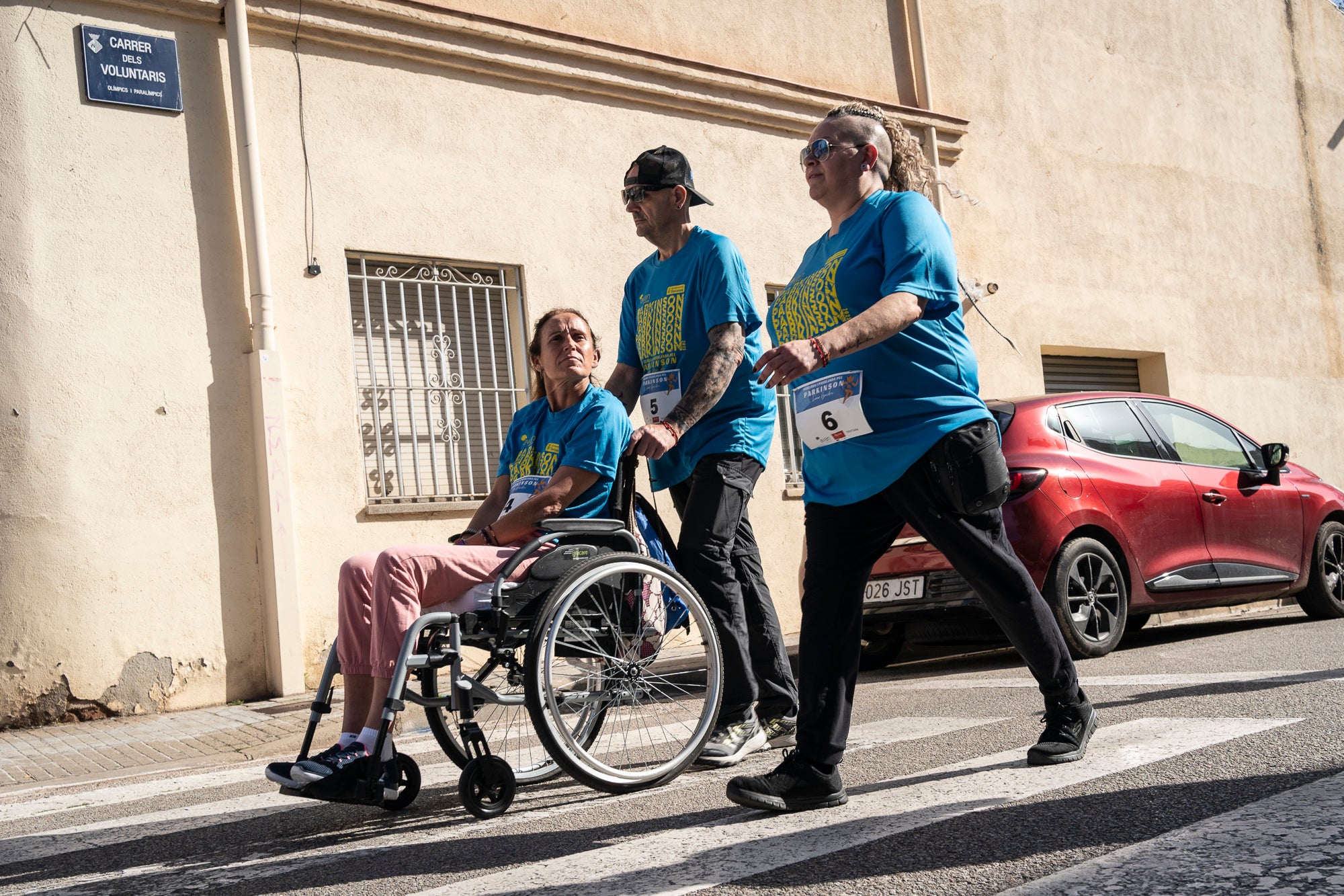 Aquest diumenge, 6 d'abril, la Fundació AVAN ha organitzat un any més la Cursa i Passejada solidària a Terrassa 'Leonor González'. Aquest esdeveniment esportiu i solidari, que enguany afrontava la seva vuitena edició, té com a principal objectiu donar visibilitat a les persones afectades per la malaltia de Parkinson. Com sempre, la cita ha donat el tret de sortida des de la plaça de la Cultura a les 10:00 hores. Tots els diners recaptats aniran destinats a la construcció i equipació del nou centre AVAN de Terrassa | Mireia Comas