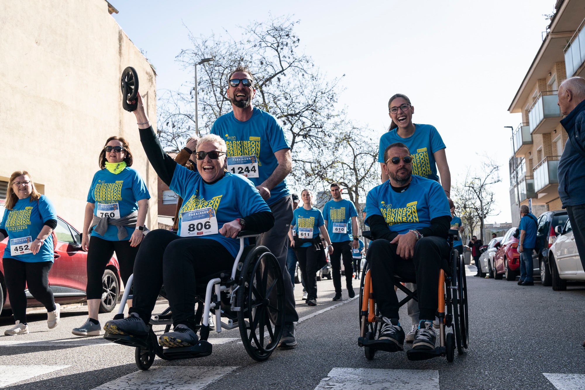 Aquest diumenge, 6 d'abril, la Fundació AVAN ha organitzat un any més la Cursa i Passejada solidària a Terrassa 'Leonor González'. Aquest esdeveniment esportiu i solidari, que enguany afrontava la seva vuitena edició, té com a principal objectiu donar visibilitat a les persones afectades per la malaltia de Parkinson. Com sempre, la cita ha donat el tret de sortida des de la plaça de la Cultura a les 10:00 hores. Tots els diners recaptats aniran destinats a la construcció i equipació del nou centre AVAN de Terrassa | Mireia Comas