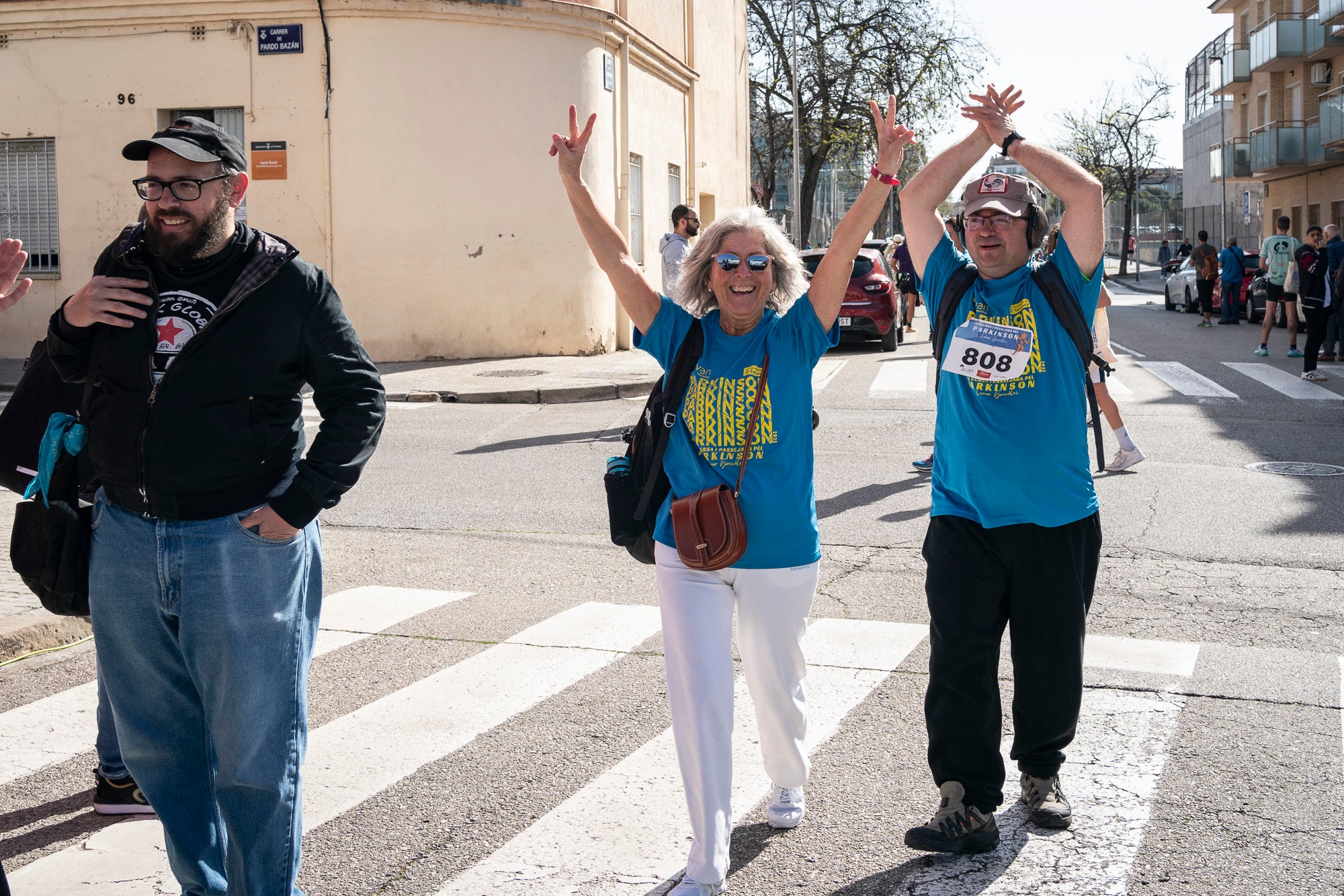 Aquest diumenge, 6 d'abril, la Fundació AVAN ha organitzat un any més la Cursa i Passejada solidària a Terrassa 'Leonor González'. Aquest esdeveniment esportiu i solidari, que enguany afrontava la seva vuitena edició, té com a principal objectiu donar visibilitat a les persones afectades per la malaltia de Parkinson. Com sempre, la cita ha donat el tret de sortida des de la plaça de la Cultura a les 10:00 hores. Tots els diners recaptats aniran destinats a la construcció i equipació del nou centre AVAN de Terrassa | Mireia Comas