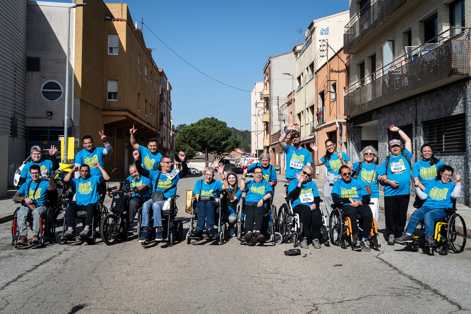 Aquest diumenge, 6 d'abril, la Fundació AVAN ha organitzat un any més la Cursa i Passejada solidària a Terrassa 'Leonor González'. Aquest esdeveniment esportiu i solidari, que enguany afrontava la seva vuitena edició, té com a principal objectiu donar visibilitat a les persones afectades per la malaltia de Parkinson. Com sempre, la cita ha donat el tret de sortida des de la plaça de la Cultura a les 10:00 hores. Tots els diners recaptats aniran destinats a la construcció i equipació del nou centre AVAN de Terrassa | Mireia Comas