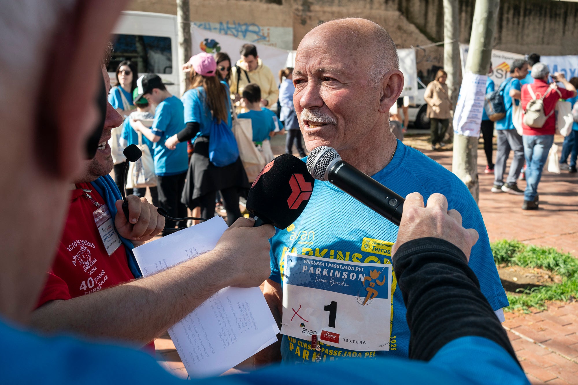 Aquest diumenge, 6 d'abril, la Fundació AVAN ha organitzat un any més la Cursa i Passejada solidària a Terrassa 'Leonor González'. Aquest esdeveniment esportiu i solidari, que enguany afrontava la seva vuitena edició, té com a principal objectiu donar visibilitat a les persones afectades per la malaltia de Parkinson. Com sempre, la cita ha donat el tret de sortida des de la plaça de la Cultura a les 10:00 hores. Tots els diners recaptats aniran destinats a la construcció i equipació del nou centre AVAN de Terrassa | Mireia Comas