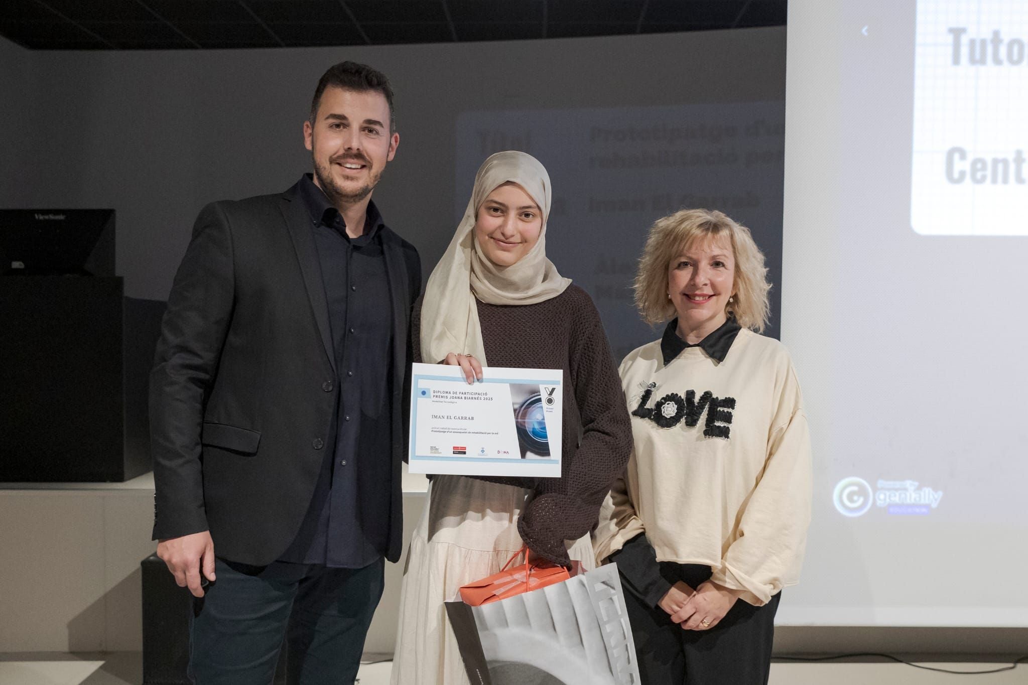 Lliurament dels premis als treballs de recerca Joana Biarnés 2025, organitzats pels ajuntaments de Terrassa i Viladecavalls i Educació. El certamen, que celebra el seu 25è aniversari, ha comptat 54 treballs presentats, 78 alumnes finalistes i la participació de 15 centres educatius del territori. -Temàtica Local: Jan Cols Jané, del Col·legi Sagrat Cor, pel treball 'Cada cop per vosaltres'. -Temàtica Social: Anna Campos Oliva i Júlia Campos Oliva, de l'Institut Matadepera, pel treball 'Rethink Fashion'. -Temàtica Humanística: Eudald Oliver Martínez, de l'Escola Tecnos, pel treball de recerca 'Fronteres ocultes: Diversitat ètnica sota divisions colonials'. -Temàtica Artística i Escènic: Bruna Cardellach Faustino, de l'Institut Torre del Palau, pel treball 'El corset i les seves repercussions'. -Temàtica Científica: Adam El Bouchaibi Charrout, Sergio Martínez Sánchez i Andrés Paniagua Arroyave, de l'Institut Les Aimerigues, pel treball de recerca 'Més enllà dels cercles'. -Temàtica Tecnològica: Iman El Garrab, de l'Institut Escola Feixes, pel treball 'Prototipatge d'un exoesquelet de rehabilitació per a la mà'. També s'ha lliurat un accèssit a les alumnes de l'Institut Viladecavalls, Laura González Mas i Meritxell de Lorenzo Vidal, pel seu treball 'Construcció d'un aiguamoll per a l'institut'. -Temàtica Estudis Feministes: Maria Guardia Suau, de l'Institut Matadepera, pel treball de recerca 'Anàlisi del paper de la dona a la publicitat a l’Estat espanyol'. S'ha lliurat també un accèssit a l'alumna Nicole Gallardo González, de l'Institut Nicolau Copèrnic, pel treball 'La visió actual del futbol femení'.