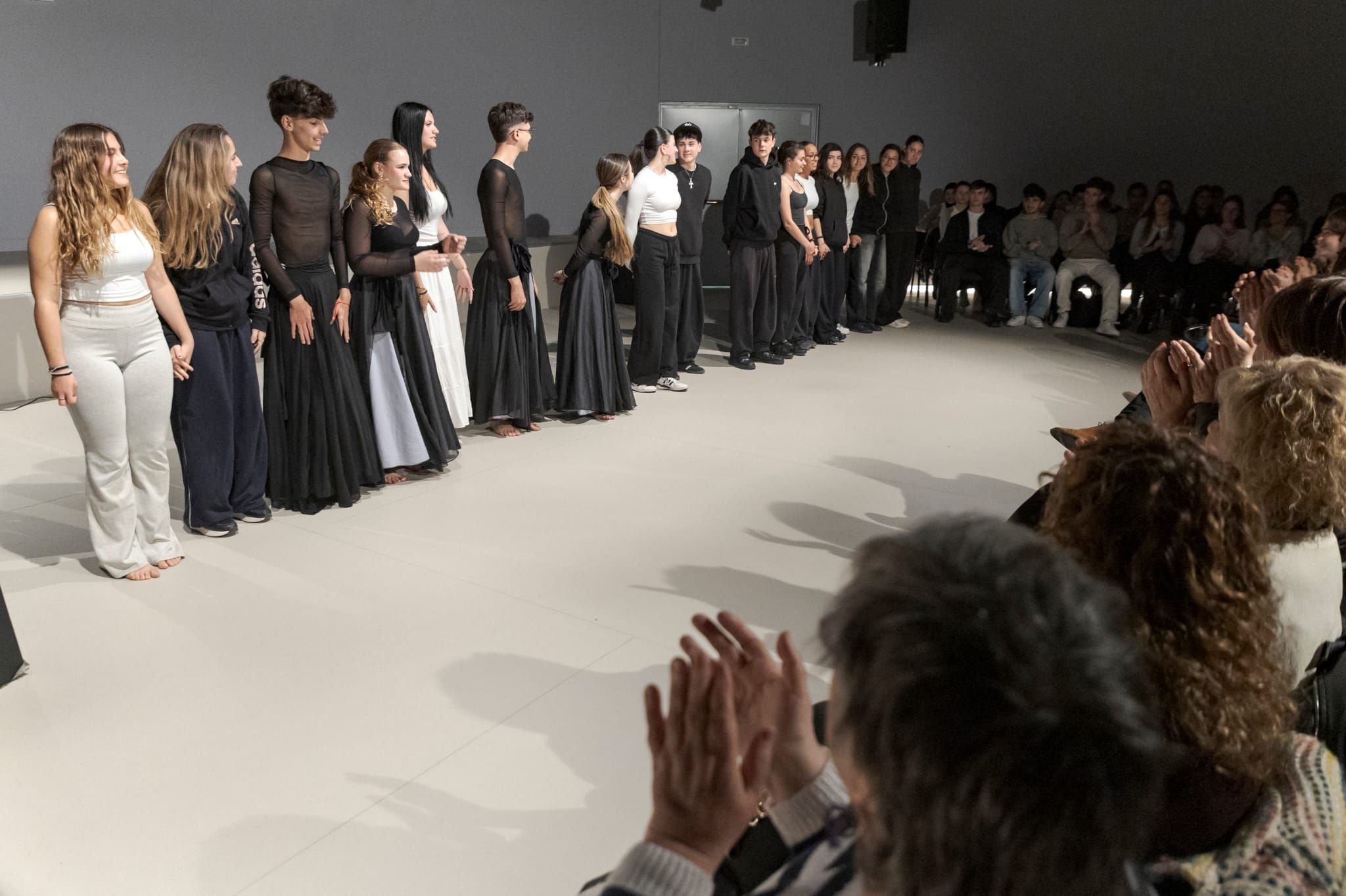 Lliurament dels premis als treballs de recerca Joana Biarnés 2025, organitzats pels ajuntaments de Terrassa i Viladecavalls i Educació. El certamen, que celebra el seu 25è aniversari, ha comptat 54 treballs presentats, 78 alumnes finalistes i la participació de 15 centres educatius del territori. -Temàtica Local: Jan Cols Jané, del Col·legi Sagrat Cor, pel treball 'Cada cop per vosaltres'. -Temàtica Social: Anna Campos Oliva i Júlia Campos Oliva, de l'Institut Matadepera, pel treball 'Rethink Fashion'. -Temàtica Humanística: Eudald Oliver Martínez, de l'Escola Tecnos, pel treball de recerca 'Fronteres ocultes: Diversitat ètnica sota divisions colonials'. -Temàtica Artística i Escènic: Bruna Cardellach Faustino, de l'Institut Torre del Palau, pel treball 'El corset i les seves repercussions'. -Temàtica Científica: Adam El Bouchaibi Charrout, Sergio Martínez Sánchez i Andrés Paniagua Arroyave, de l'Institut Les Aimerigues, pel treball de recerca 'Més enllà dels cercles'. -Temàtica Tecnològica: Iman El Garrab, de l'Institut Escola Feixes, pel treball 'Prototipatge d'un exoesquelet de rehabilitació per a la mà'. També s'ha lliurat un accèssit a les alumnes de l'Institut Viladecavalls, Laura González Mas i Meritxell de Lorenzo Vidal, pel seu treball 'Construcció d'un aiguamoll per a l'institut'. -Temàtica Estudis Feministes: Maria Guardia Suau, de l'Institut Matadepera, pel treball de recerca 'Anàlisi del paper de la dona a la publicitat a l’Estat espanyol'. S'ha lliurat també un accèssit a l'alumna Nicole Gallardo González, de l'Institut Nicolau Copèrnic, pel treball 'La visió actual del futbol femení'.