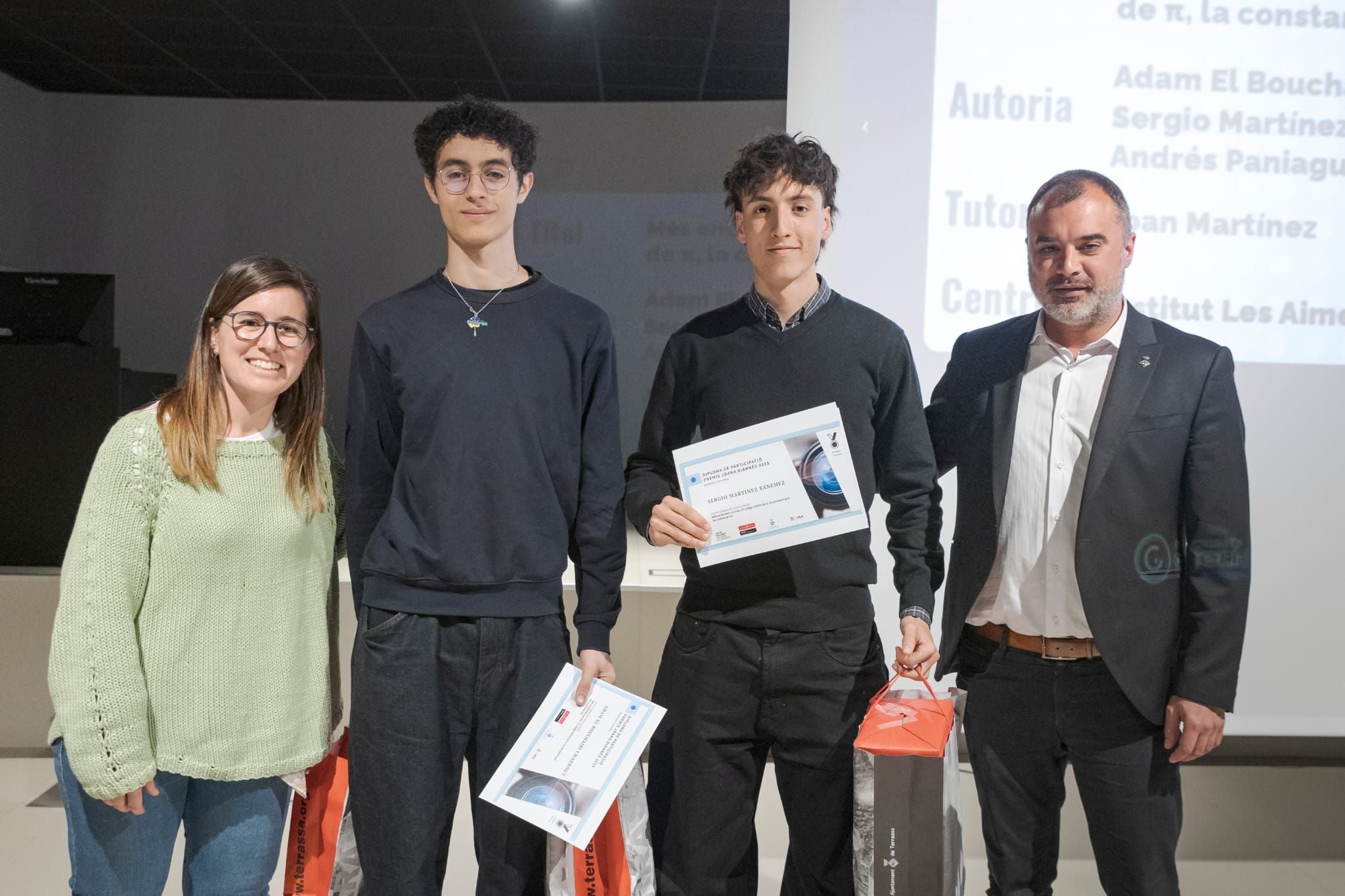 Lliurament dels premis als treballs de recerca Joana Biarnés 2025, organitzats pels ajuntaments de Terrassa i Viladecavalls i Educació. El certamen, que celebra el seu 25è aniversari, ha comptat 54 treballs presentats, 78 alumnes finalistes i la participació de 15 centres educatius del territori. -Temàtica Local: Jan Cols Jané, del Col·legi Sagrat Cor, pel treball 'Cada cop per vosaltres'. -Temàtica Social: Anna Campos Oliva i Júlia Campos Oliva, de l'Institut Matadepera, pel treball 'Rethink Fashion'. -Temàtica Humanística: Eudald Oliver Martínez, de l'Escola Tecnos, pel treball de recerca 'Fronteres ocultes: Diversitat ètnica sota divisions colonials'. -Temàtica Artística i Escènic: Bruna Cardellach Faustino, de l'Institut Torre del Palau, pel treball 'El corset i les seves repercussions'. -Temàtica Científica: Adam El Bouchaibi Charrout, Sergio Martínez Sánchez i Andrés Paniagua Arroyave, de l'Institut Les Aimerigues, pel treball de recerca 'Més enllà dels cercles'. -Temàtica Tecnològica: Iman El Garrab, de l'Institut Escola Feixes, pel treball 'Prototipatge d'un exoesquelet de rehabilitació per a la mà'. També s'ha lliurat un accèssit a les alumnes de l'Institut Viladecavalls, Laura González Mas i Meritxell de Lorenzo Vidal, pel seu treball 'Construcció d'un aiguamoll per a l'institut'. -Temàtica Estudis Feministes: Maria Guardia Suau, de l'Institut Matadepera, pel treball de recerca 'Anàlisi del paper de la dona a la publicitat a l’Estat espanyol'. S'ha lliurat també un accèssit a l'alumna Nicole Gallardo González, de l'Institut Nicolau Copèrnic, pel treball 'La visió actual del futbol femení'.