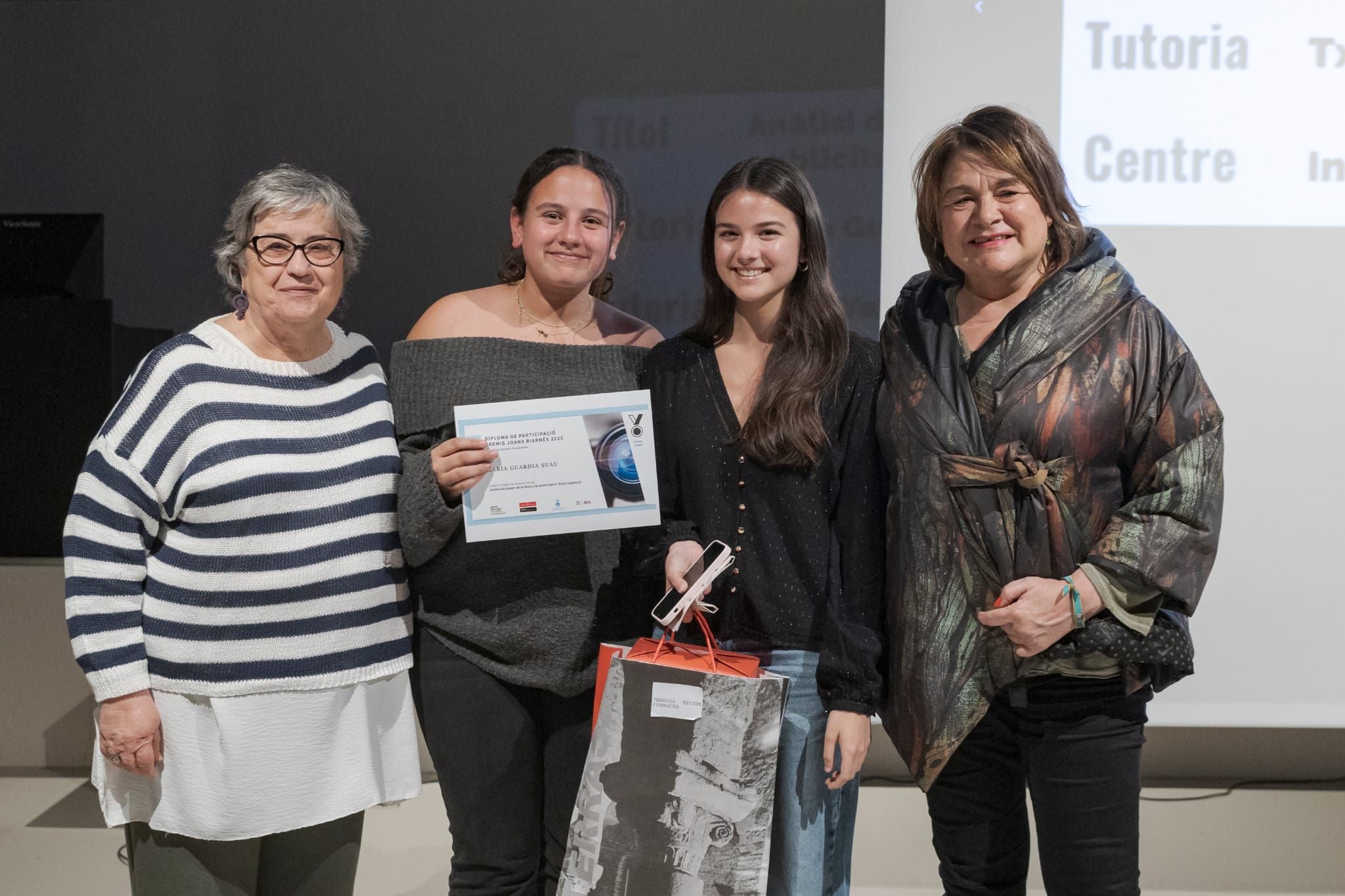 Lliurament dels premis als treballs de recerca Joana Biarnés 2025, organitzats pels ajuntaments de Terrassa i Viladecavalls i Educació. El certamen, que celebra el seu 25è aniversari, ha comptat 54 treballs presentats, 78 alumnes finalistes i la participació de 15 centres educatius del territori. -Temàtica Local: Jan Cols Jané, del Col·legi Sagrat Cor, pel treball 'Cada cop per vosaltres'. -Temàtica Social: Anna Campos Oliva i Júlia Campos Oliva, de l'Institut Matadepera, pel treball 'Rethink Fashion'. -Temàtica Humanística: Eudald Oliver Martínez, de l'Escola Tecnos, pel treball de recerca 'Fronteres ocultes: Diversitat ètnica sota divisions colonials'. -Temàtica Artística i Escènic: Bruna Cardellach Faustino, de l'Institut Torre del Palau, pel treball 'El corset i les seves repercussions'. -Temàtica Científica: Adam El Bouchaibi Charrout, Sergio Martínez Sánchez i Andrés Paniagua Arroyave, de l'Institut Les Aimerigues, pel treball de recerca 'Més enllà dels cercles'. -Temàtica Tecnològica: Iman El Garrab, de l'Institut Escola Feixes, pel treball 'Prototipatge d'un exoesquelet de rehabilitació per a la mà'. També s'ha lliurat un accèssit a les alumnes de l'Institut Viladecavalls, Laura González Mas i Meritxell de Lorenzo Vidal, pel seu treball 'Construcció d'un aiguamoll per a l'institut'. -Temàtica Estudis Feministes: Maria Guardia Suau, de l'Institut Matadepera, pel treball de recerca 'Anàlisi del paper de la dona a la publicitat a l’Estat espanyol'. S'ha lliurat també un accèssit a l'alumna Nicole Gallardo González, de l'Institut Nicolau Copèrnic, pel treball 'La visió actual del futbol femení'.