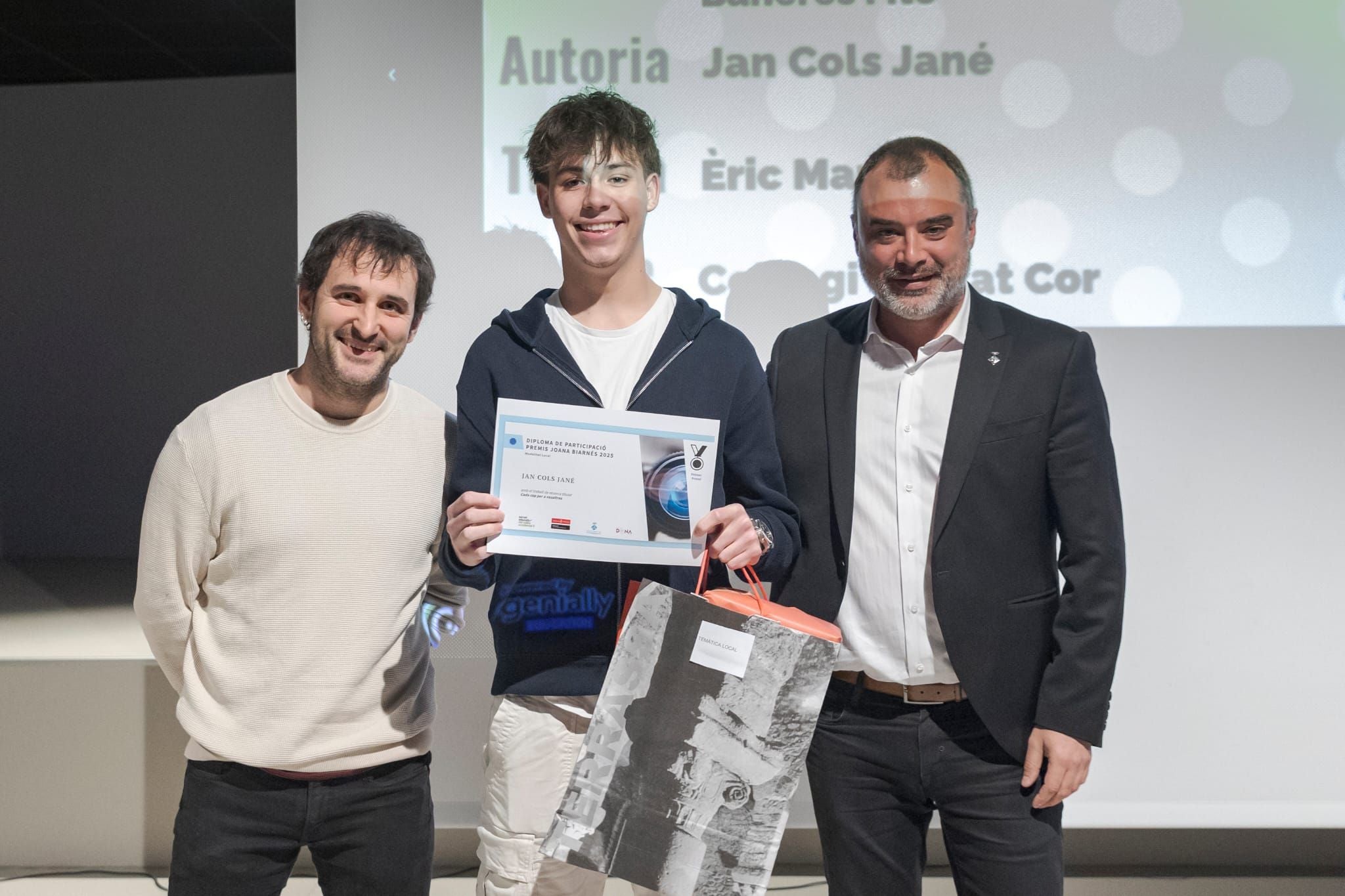 Lliurament dels premis als treballs de recerca Joana Biarnés 2025, organitzats pels ajuntaments de Terrassa i Viladecavalls i Educació. El certamen, que celebra el seu 25è aniversari, ha comptat 54 treballs presentats, 78 alumnes finalistes i la participació de 15 centres educatius del territori. -Temàtica Local: Jan Cols Jané, del Col·legi Sagrat Cor, pel treball 'Cada cop per vosaltres'. -Temàtica Social: Anna Campos Oliva i Júlia Campos Oliva, de l'Institut Matadepera, pel treball 'Rethink Fashion'. -Temàtica Humanística: Eudald Oliver Martínez, de l'Escola Tecnos, pel treball de recerca 'Fronteres ocultes: Diversitat ètnica sota divisions colonials'. -Temàtica Artística i Escènic: Bruna Cardellach Faustino, de l'Institut Torre del Palau, pel treball 'El corset i les seves repercussions'. -Temàtica Científica: Adam El Bouchaibi Charrout, Sergio Martínez Sánchez i Andrés Paniagua Arroyave, de l'Institut Les Aimerigues, pel treball de recerca 'Més enllà dels cercles'. -Temàtica Tecnològica: Iman El Garrab, de l'Institut Escola Feixes, pel treball 'Prototipatge d'un exoesquelet de rehabilitació per a la mà'. També s'ha lliurat un accèssit a les alumnes de l'Institut Viladecavalls, Laura González Mas i Meritxell de Lorenzo Vidal, pel seu treball 'Construcció d'un aiguamoll per a l'institut'. -Temàtica Estudis Feministes: Maria Guardia Suau, de l'Institut Matadepera, pel treball de recerca 'Anàlisi del paper de la dona a la publicitat a l’Estat espanyol'. S'ha lliurat també un accèssit a l'alumna Nicole Gallardo González, de l'Institut Nicolau Copèrnic, pel treball 'La visió actual del futbol femení'.