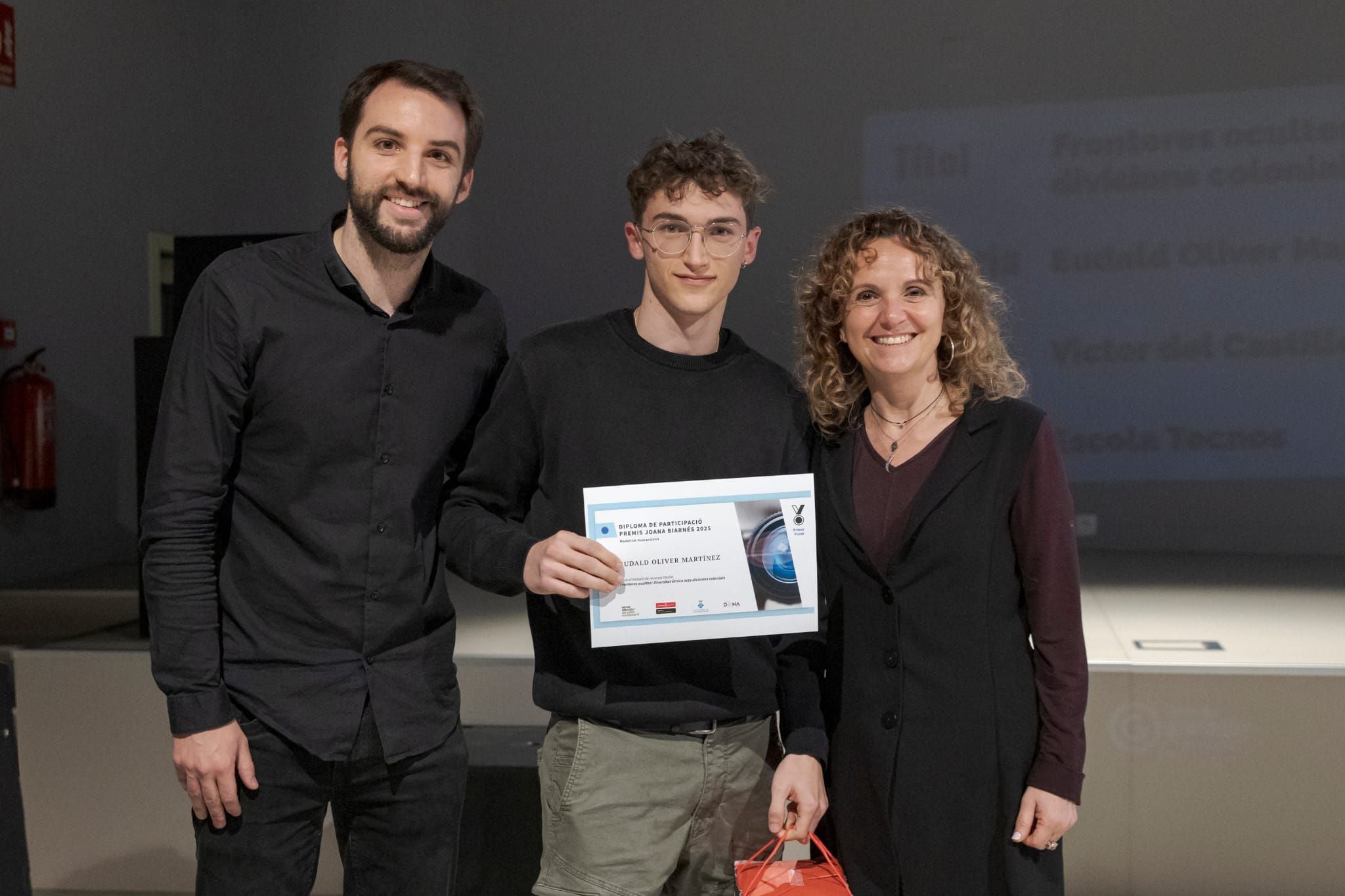 Lliurament dels premis als treballs de recerca Joana Biarnés 2025, organitzats pels ajuntaments de Terrassa i Viladecavalls i Educació. El certamen, que celebra el seu 25è aniversari, ha comptat 54 treballs presentats, 78 alumnes finalistes i la participació de 15 centres educatius del territori. -Temàtica Local: Jan Cols Jané, del Col·legi Sagrat Cor, pel treball 'Cada cop per vosaltres'. -Temàtica Social: Anna Campos Oliva i Júlia Campos Oliva, de l'Institut Matadepera, pel treball 'Rethink Fashion'. -Temàtica Humanística: Eudald Oliver Martínez, de l'Escola Tecnos, pel treball de recerca 'Fronteres ocultes: Diversitat ètnica sota divisions colonials'. -Temàtica Artística i Escènic: Bruna Cardellach Faustino, de l'Institut Torre del Palau, pel treball 'El corset i les seves repercussions'. -Temàtica Científica: Adam El Bouchaibi Charrout, Sergio Martínez Sánchez i Andrés Paniagua Arroyave, de l'Institut Les Aimerigues, pel treball de recerca 'Més enllà dels cercles'. -Temàtica Tecnològica: Iman El Garrab, de l'Institut Escola Feixes, pel treball 'Prototipatge d'un exoesquelet de rehabilitació per a la mà'. També s'ha lliurat un accèssit a les alumnes de l'Institut Viladecavalls, Laura González Mas i Meritxell de Lorenzo Vidal, pel seu treball 'Construcció d'un aiguamoll per a l'institut'. -Temàtica Estudis Feministes: Maria Guardia Suau, de l'Institut Matadepera, pel treball de recerca 'Anàlisi del paper de la dona a la publicitat a l’Estat espanyol'. S'ha lliurat també un accèssit a l'alumna Nicole Gallardo González, de l'Institut Nicolau Copèrnic, pel treball 'La visió actual del futbol femení'.