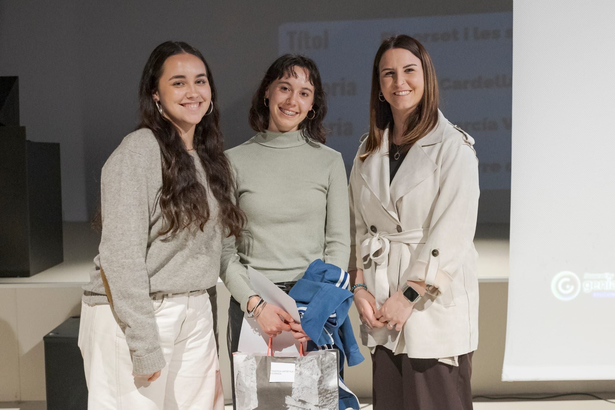 Lliurament dels premis als treballs de recerca Joana Biarnés 2025, organitzats pels ajuntaments de Terrassa i Viladecavalls i Educació. El certamen, que celebra el seu 25è aniversari, ha comptat 54 treballs presentats, 78 alumnes finalistes i la participació de 15 centres educatius del territori. -Temàtica Local: Jan Cols Jané, del Col·legi Sagrat Cor, pel treball 'Cada cop per vosaltres'. -Temàtica Social: Anna Campos Oliva i Júlia Campos Oliva, de l'Institut Matadepera, pel treball 'Rethink Fashion'. -Temàtica Humanística: Eudald Oliver Martínez, de l'Escola Tecnos, pel treball de recerca 'Fronteres ocultes: Diversitat ètnica sota divisions colonials'. -Temàtica Artística i Escènic: Bruna Cardellach Faustino, de l'Institut Torre del Palau, pel treball 'El corset i les seves repercussions'. -Temàtica Científica: Adam El Bouchaibi Charrout, Sergio Martínez Sánchez i Andrés Paniagua Arroyave, de l'Institut Les Aimerigues, pel treball de recerca 'Més enllà dels cercles'. -Temàtica Tecnològica: Iman El Garrab, de l'Institut Escola Feixes, pel treball 'Prototipatge d'un exoesquelet de rehabilitació per a la mà'. També s'ha lliurat un accèssit a les alumnes de l'Institut Viladecavalls, Laura González Mas i Meritxell de Lorenzo Vidal, pel seu treball 'Construcció d'un aiguamoll per a l'institut'. -Temàtica Estudis Feministes: Maria Guardia Suau, de l'Institut Matadepera, pel treball de recerca 'Anàlisi del paper de la dona a la publicitat a l’Estat espanyol'. S'ha lliurat també un accèssit a l'alumna Nicole Gallardo González, de l'Institut Nicolau Copèrnic, pel treball 'La visió actual del futbol femení'.