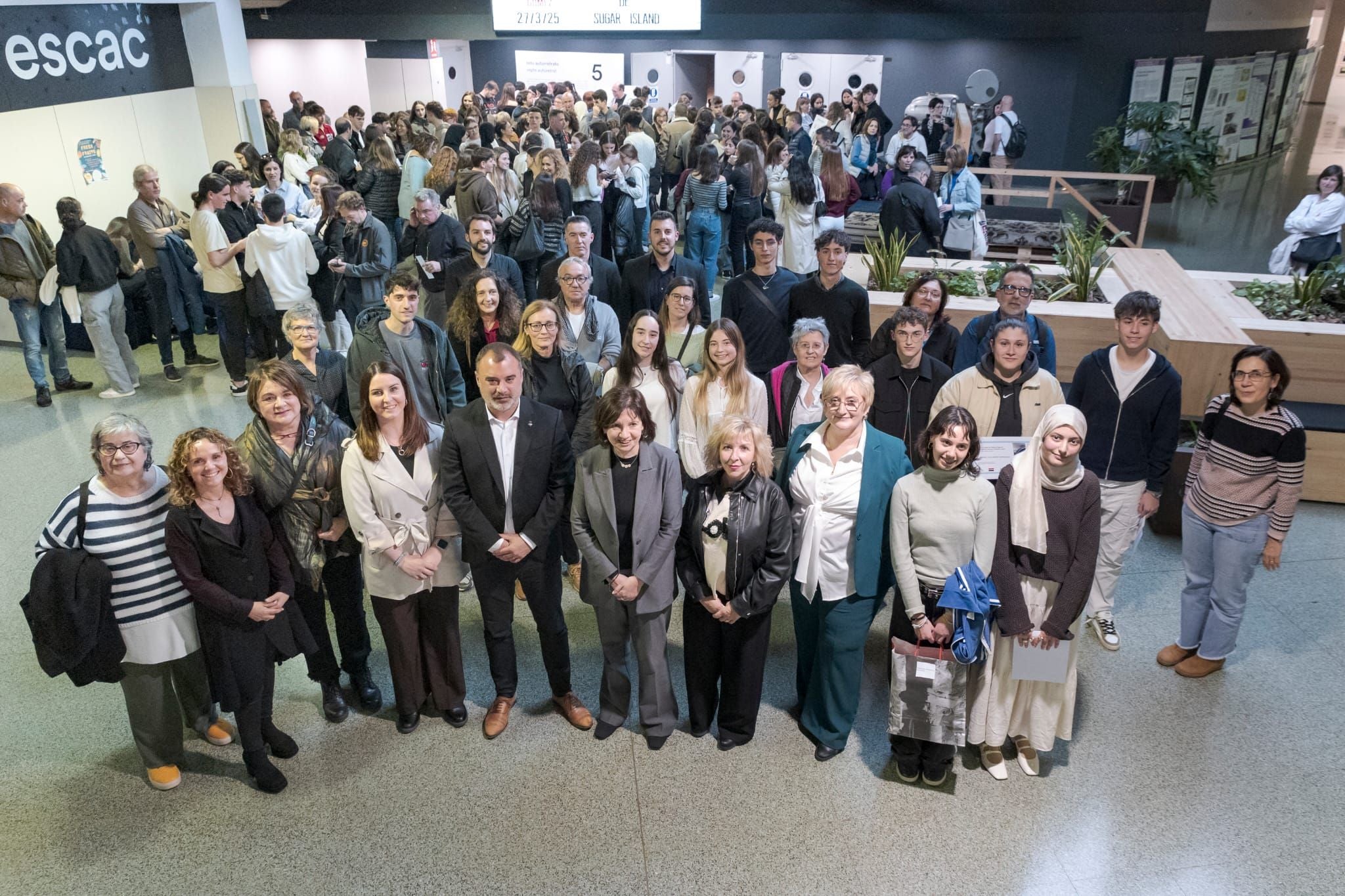 Lliurament dels premis als treballs de recerca Joana Biarnés 2025, organitzats pels ajuntaments de Terrassa i Viladecavalls i Educació. El certamen, que celebra el seu 25è aniversari, ha comptat 54 treballs presentats, 78 alumnes finalistes i la participació de 15 centres educatius del territori. -Temàtica Local: Jan Cols Jané, del Col·legi Sagrat Cor, pel treball 'Cada cop per vosaltres'. -Temàtica Social: Anna Campos Oliva i Júlia Campos Oliva, de l'Institut Matadepera, pel treball 'Rethink Fashion'. -Temàtica Humanística: Eudald Oliver Martínez, de l'Escola Tecnos, pel treball de recerca 'Fronteres ocultes: Diversitat ètnica sota divisions colonials'. -Temàtica Artística i Escènic: Bruna Cardellach Faustino, de l'Institut Torre del Palau, pel treball 'El corset i les seves repercussions'. -Temàtica Científica: Adam El Bouchaibi Charrout, Sergio Martínez Sánchez i Andrés Paniagua Arroyave, de l'Institut Les Aimerigues, pel treball de recerca 'Més enllà dels cercles'. -Temàtica Tecnològica: Iman El Garrab, de l'Institut Escola Feixes, pel treball 'Prototipatge d'un exoesquelet de rehabilitació per a la mà'. També s'ha lliurat un accèssit a les alumnes de l'Institut Viladecavalls, Laura González Mas i Meritxell de Lorenzo Vidal, pel seu treball 'Construcció d'un aiguamoll per a l'institut'. -Temàtica Estudis Feministes: Maria Guardia Suau, de l'Institut Matadepera, pel treball de recerca 'Anàlisi del paper de la dona a la publicitat a l’Estat espanyol'. S'ha lliurat també un accèssit a l'alumna Nicole Gallardo González, de l'Institut Nicolau Copèrnic, pel treball 'La visió actual del futbol femení'.