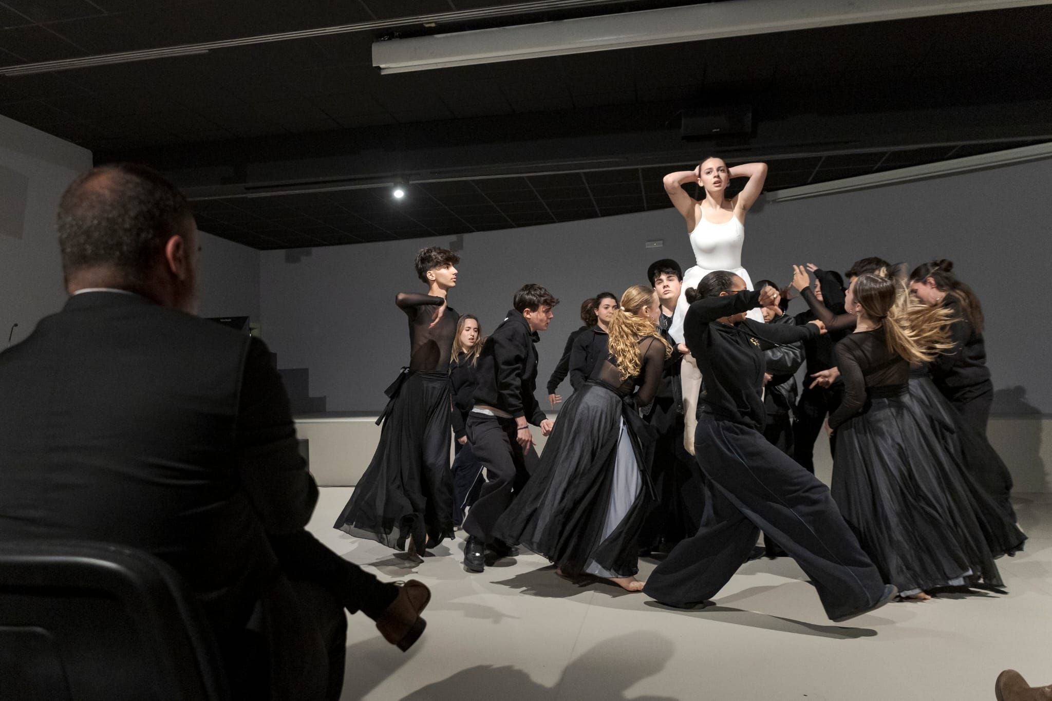 Lliurament dels premis als treballs de recerca Joana Biarnés 2025, organitzats pels ajuntaments de Terrassa i Viladecavalls i Educació. El certamen, que celebra el seu 25è aniversari, ha comptat 54 treballs presentats, 78 alumnes finalistes i la participació de 15 centres educatius del territori. -Temàtica Local: Jan Cols Jané, del Col·legi Sagrat Cor, pel treball 'Cada cop per vosaltres'. -Temàtica Social: Anna Campos Oliva i Júlia Campos Oliva, de l'Institut Matadepera, pel treball 'Rethink Fashion'. -Temàtica Humanística: Eudald Oliver Martínez, de l'Escola Tecnos, pel treball de recerca 'Fronteres ocultes: Diversitat ètnica sota divisions colonials'. -Temàtica Artística i Escènic: Bruna Cardellach Faustino, de l'Institut Torre del Palau, pel treball 'El corset i les seves repercussions'. -Temàtica Científica: Adam El Bouchaibi Charrout, Sergio Martínez Sánchez i Andrés Paniagua Arroyave, de l'Institut Les Aimerigues, pel treball de recerca 'Més enllà dels cercles'. -Temàtica Tecnològica: Iman El Garrab, de l'Institut Escola Feixes, pel treball 'Prototipatge d'un exoesquelet de rehabilitació per a la mà'. També s'ha lliurat un accèssit a les alumnes de l'Institut Viladecavalls, Laura González Mas i Meritxell de Lorenzo Vidal, pel seu treball 'Construcció d'un aiguamoll per a l'institut'. -Temàtica Estudis Feministes: Maria Guardia Suau, de l'Institut Matadepera, pel treball de recerca 'Anàlisi del paper de la dona a la publicitat a l’Estat espanyol'. S'ha lliurat també un accèssit a l'alumna Nicole Gallardo González, de l'Institut Nicolau Copèrnic, pel treball 'La visió actual del futbol femení'.