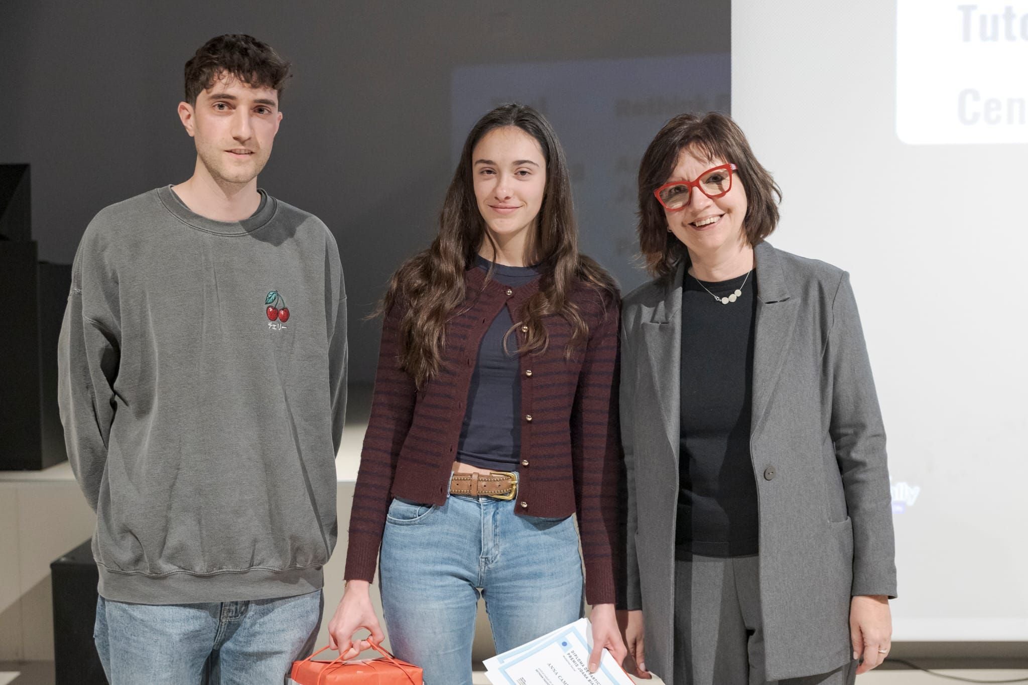 Lliurament dels premis als treballs de recerca Joana Biarnés 2025, organitzats pels ajuntaments de Terrassa i Viladecavalls i Educació. El certamen, que celebra el seu 25è aniversari, ha comptat 54 treballs presentats, 78 alumnes finalistes i la participació de 15 centres educatius del territori. -Temàtica Local: Jan Cols Jané, del Col·legi Sagrat Cor, pel treball 'Cada cop per vosaltres'. -Temàtica Social: Anna Campos Oliva i Júlia Campos Oliva, de l'Institut Matadepera, pel treball 'Rethink Fashion'. -Temàtica Humanística: Eudald Oliver Martínez, de l'Escola Tecnos, pel treball de recerca 'Fronteres ocultes: Diversitat ètnica sota divisions colonials'. -Temàtica Artística i Escènic: Bruna Cardellach Faustino, de l'Institut Torre del Palau, pel treball 'El corset i les seves repercussions'. -Temàtica Científica: Adam El Bouchaibi Charrout, Sergio Martínez Sánchez i Andrés Paniagua Arroyave, de l'Institut Les Aimerigues, pel treball de recerca 'Més enllà dels cercles'. -Temàtica Tecnològica: Iman El Garrab, de l'Institut Escola Feixes, pel treball 'Prototipatge d'un exoesquelet de rehabilitació per a la mà'. També s'ha lliurat un accèssit a les alumnes de l'Institut Viladecavalls, Laura González Mas i Meritxell de Lorenzo Vidal, pel seu treball 'Construcció d'un aiguamoll per a l'institut'. -Temàtica Estudis Feministes: Maria Guardia Suau, de l'Institut Matadepera, pel treball de recerca 'Anàlisi del paper de la dona a la publicitat a l’Estat espanyol'. S'ha lliurat també un accèssit a l'alumna Nicole Gallardo González, de l'Institut Nicolau Copèrnic, pel treball 'La visió actual del futbol femení'.