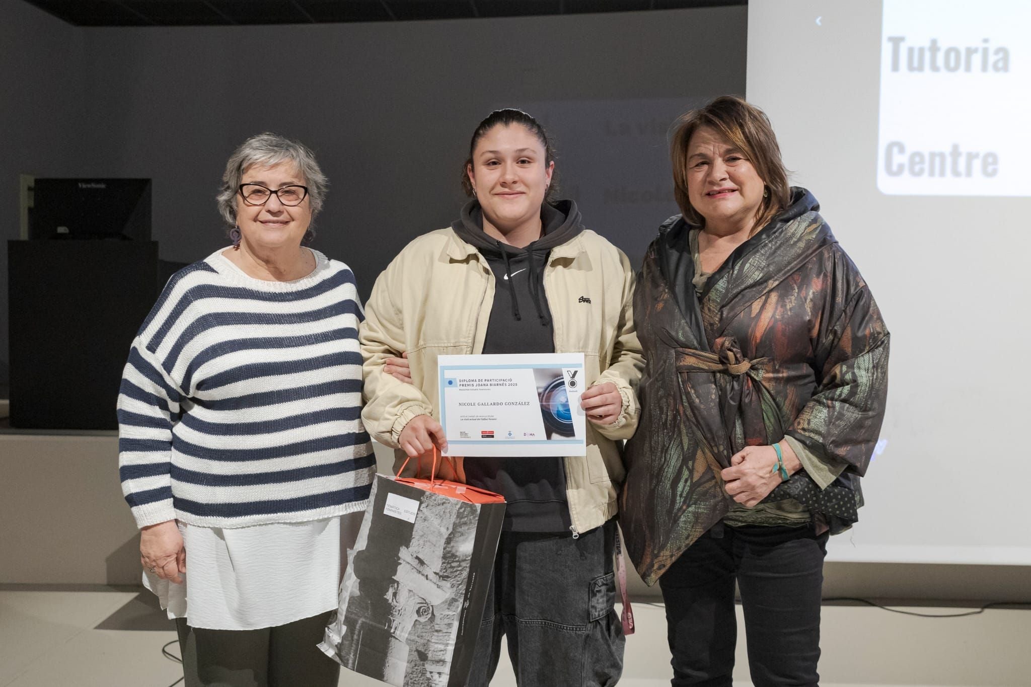 Lliurament dels premis als treballs de recerca Joana Biarnés 2025, organitzats pels ajuntaments de Terrassa i Viladecavalls i Educació. El certamen, que celebra el seu 25è aniversari, ha comptat 54 treballs presentats, 78 alumnes finalistes i la participació de 15 centres educatius del territori. -Temàtica Local: Jan Cols Jané, del Col·legi Sagrat Cor, pel treball 'Cada cop per vosaltres'. -Temàtica Social: Anna Campos Oliva i Júlia Campos Oliva, de l'Institut Matadepera, pel treball 'Rethink Fashion'. -Temàtica Humanística: Eudald Oliver Martínez, de l'Escola Tecnos, pel treball de recerca 'Fronteres ocultes: Diversitat ètnica sota divisions colonials'. -Temàtica Artística i Escènic: Bruna Cardellach Faustino, de l'Institut Torre del Palau, pel treball 'El corset i les seves repercussions'. -Temàtica Científica: Adam El Bouchaibi Charrout, Sergio Martínez Sánchez i Andrés Paniagua Arroyave, de l'Institut Les Aimerigues, pel treball de recerca 'Més enllà dels cercles'. -Temàtica Tecnològica: Iman El Garrab, de l'Institut Escola Feixes, pel treball 'Prototipatge d'un exoesquelet de rehabilitació per a la mà'. També s'ha lliurat un accèssit a les alumnes de l'Institut Viladecavalls, Laura González Mas i Meritxell de Lorenzo Vidal, pel seu treball 'Construcció d'un aiguamoll per a l'institut'. -Temàtica Estudis Feministes: Maria Guardia Suau, de l'Institut Matadepera, pel treball de recerca 'Anàlisi del paper de la dona a la publicitat a l’Estat espanyol'. S'ha lliurat també un accèssit a l'alumna Nicole Gallardo González, de l'Institut Nicolau Copèrnic, pel treball 'La visió actual del futbol femení'.