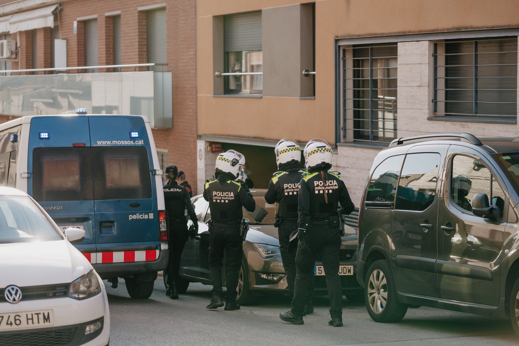 Dispositiu al carrer Burgos per desallotjar un bloc i pàrquing ocupat | Aj. Terrassa