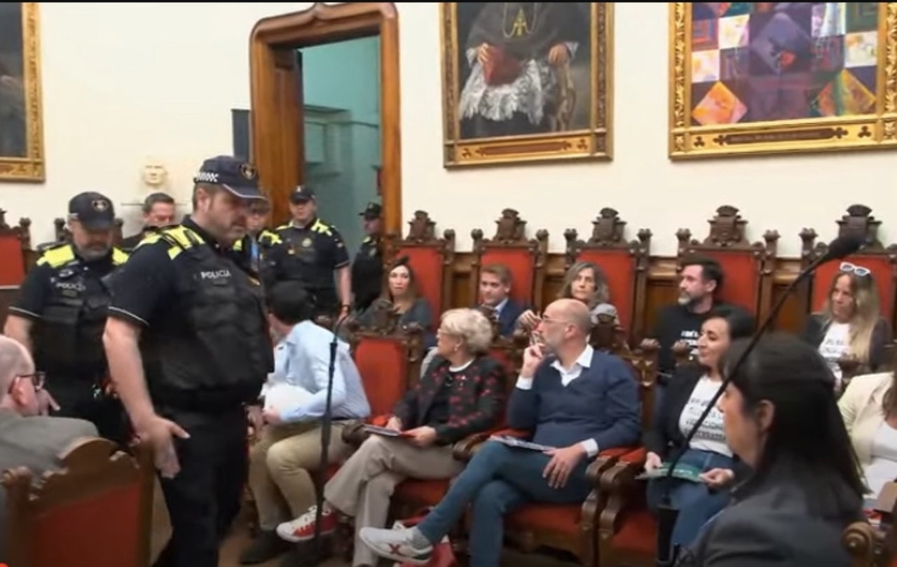 Policies municipals han hagut d'entrar al Ple per fer fora els regidors de VOX | CT