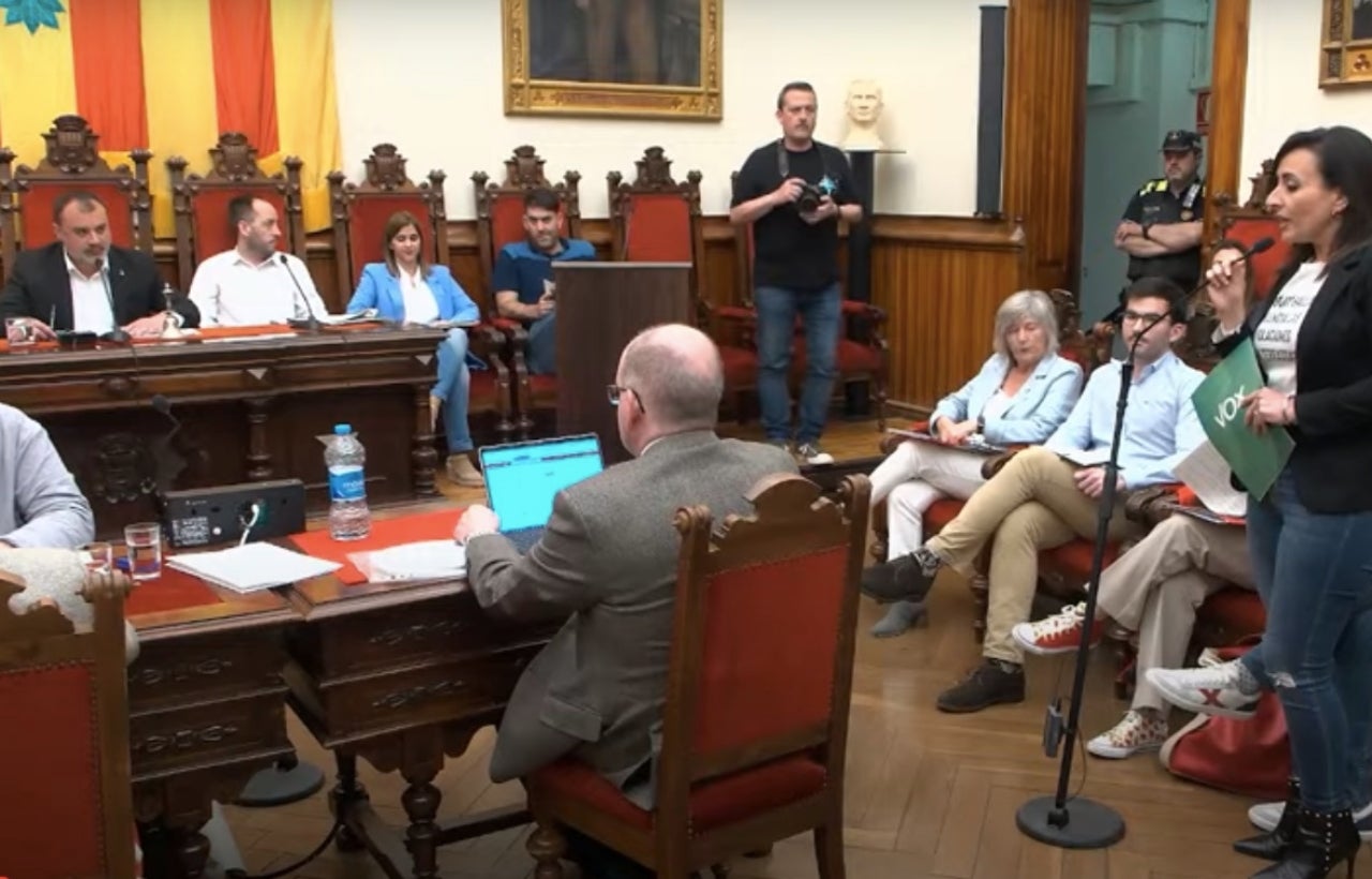 Inici del Ple municipal, quan la portaveu de VOX s'ha negat a canviar-se la samarreta i ha estat expulsada | C.T.