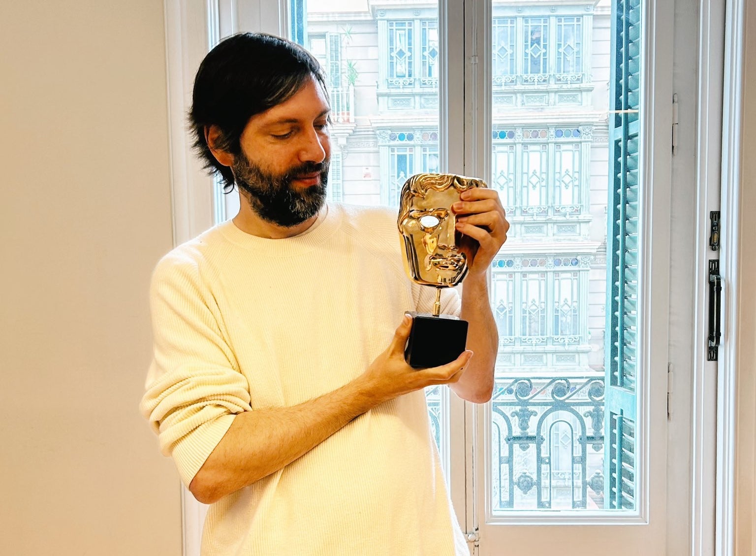 Conrad Roset amb el premi BAFTA pel seu videojoc 'Neva' | C.R.