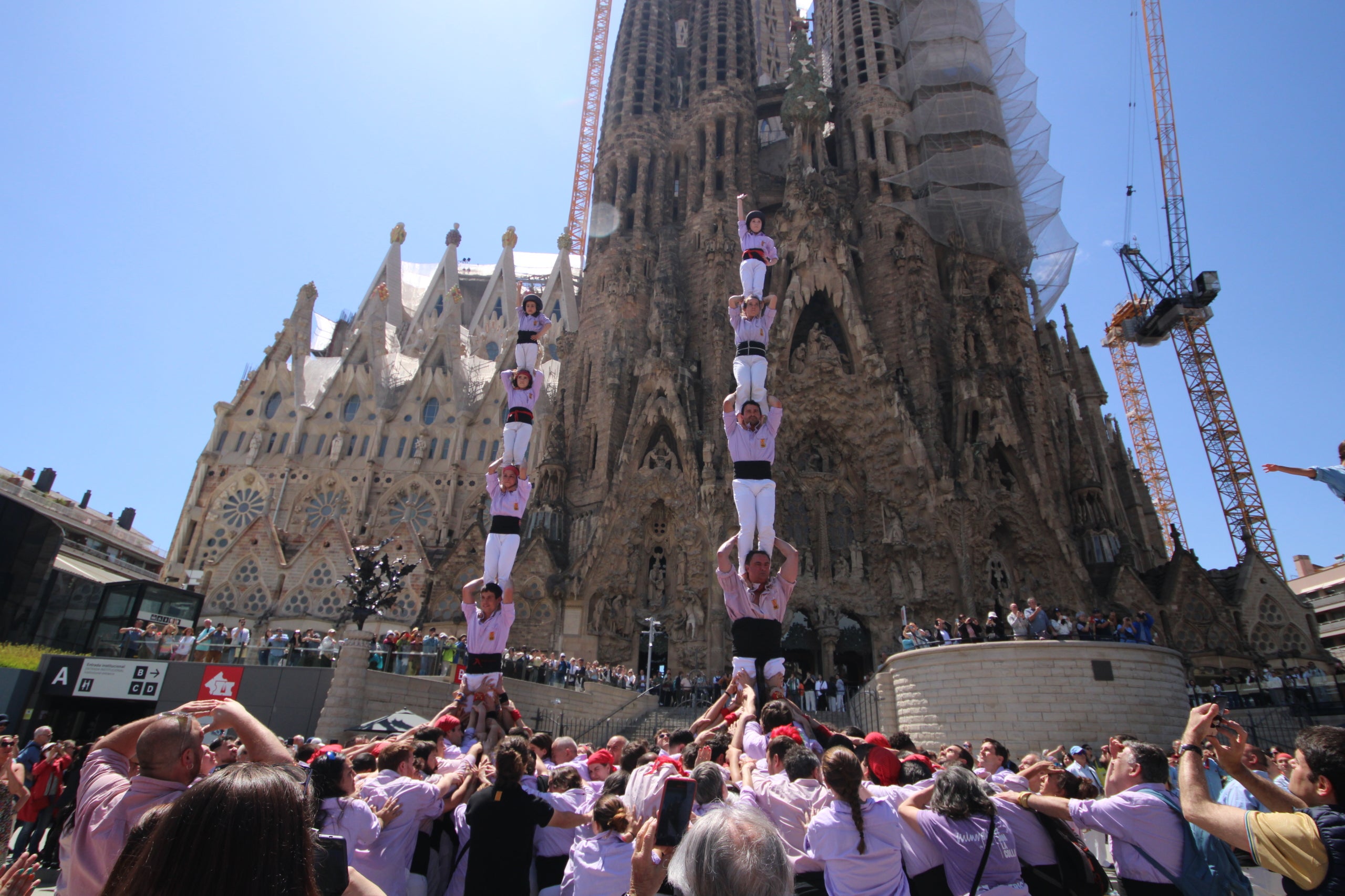 Els Minyons de Terrassa es llueixen davant de la Sagrada Família | Minyons de Terrassa