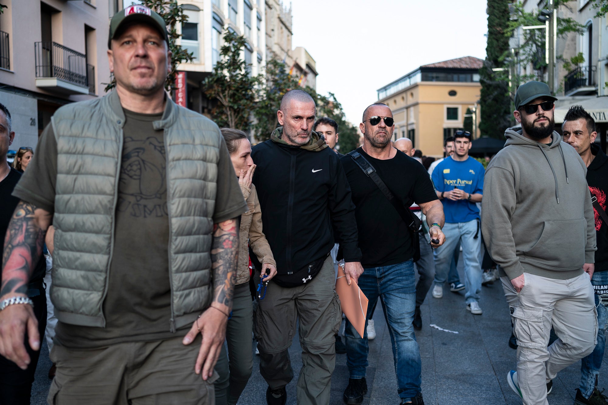 Concentració, convocada per VOX i amb la presència del líder de Desokupa, Dani Esteve, arran del cas d'una dona violada a Terrassa el passat mes de març. El Raval de Montserrat ha acollit la protesta per denunciar que el jutge ha deixat en llibertat amb càrrecs a l’espera de judici dels dos presumptes acusats d’agressió sexual. L’extrema dreta ha posat el focus en què els suposats violadors serien dos ciutadans de nacionalitat estrangera per reclamar-ne “l’expulsió”. S’han sentit crits i insults cap a l’alcalde i cap al president del govern espanyol