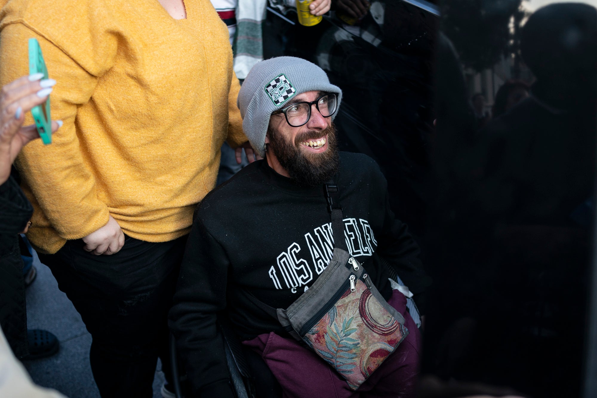 Concentració, convocada per VOX i amb la presència del líder de Desokupa, Dani Esteve, arran del cas d'una dona violada a Terrassa el passat mes de març. El Raval de Montserrat ha acollit la protesta per denunciar que el jutge ha deixat en llibertat amb càrrecs a l’espera de judici dels dos presumptes acusats d’agressió sexual. L’extrema dreta ha posat el focus en què els suposats violadors serien dos ciutadans de nacionalitat estrangera per reclamar-ne “l’expulsió”. S’han sentit crits i insults cap a l’alcalde i cap al president del govern espanyol
