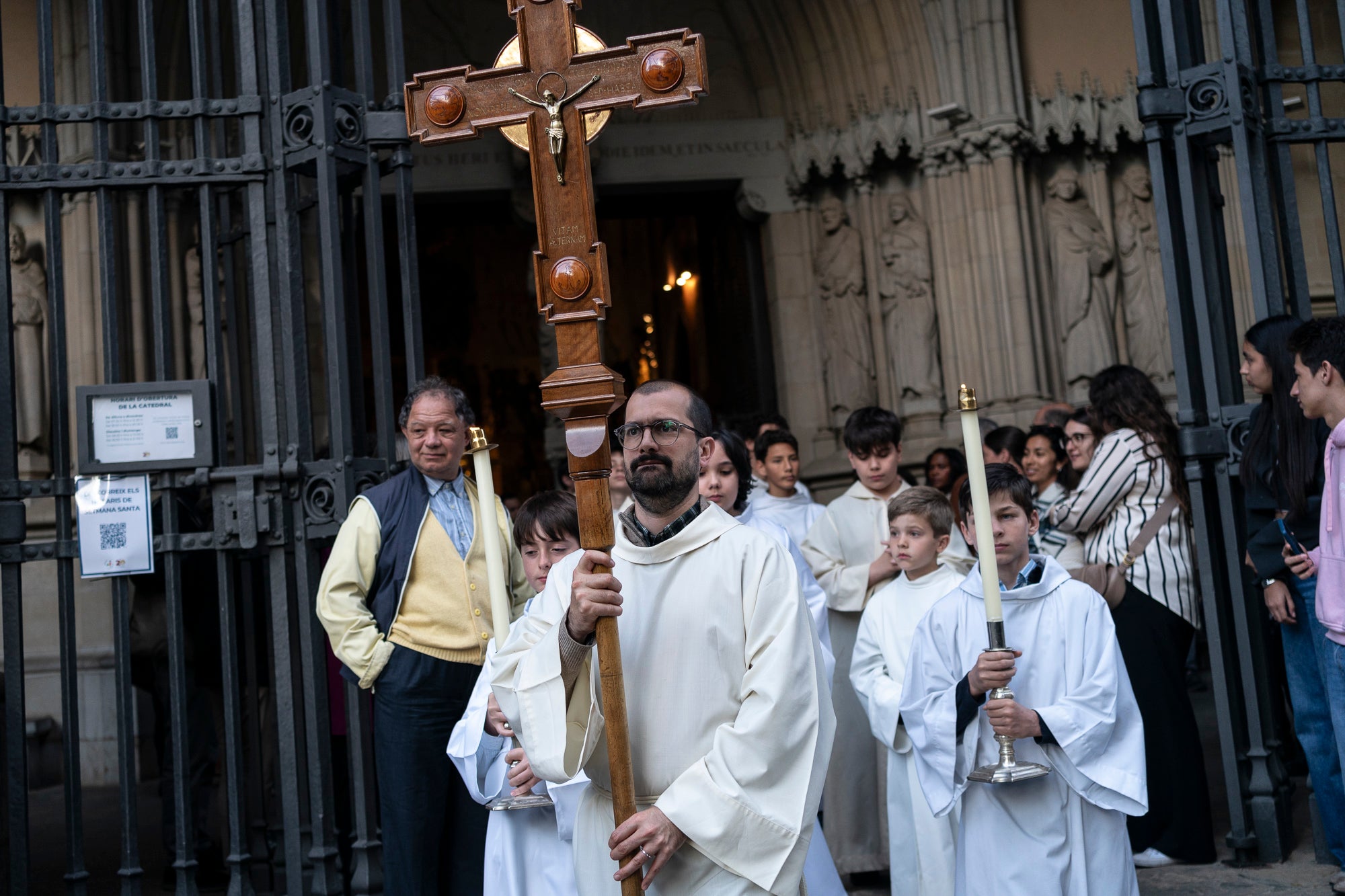 Els carrers del centre de Terrassa va tornar a acollir aquest divendres al vespre el Via Crucis, un dels actes més populars de Setmana Santa. L'acte s'ha omplert de gent que ha acompanyat els Portants del Sant Crist i el pas de la Pietat, pels membres de la Confraria de la Mare de Déu dels Dolors | Mireia Comas